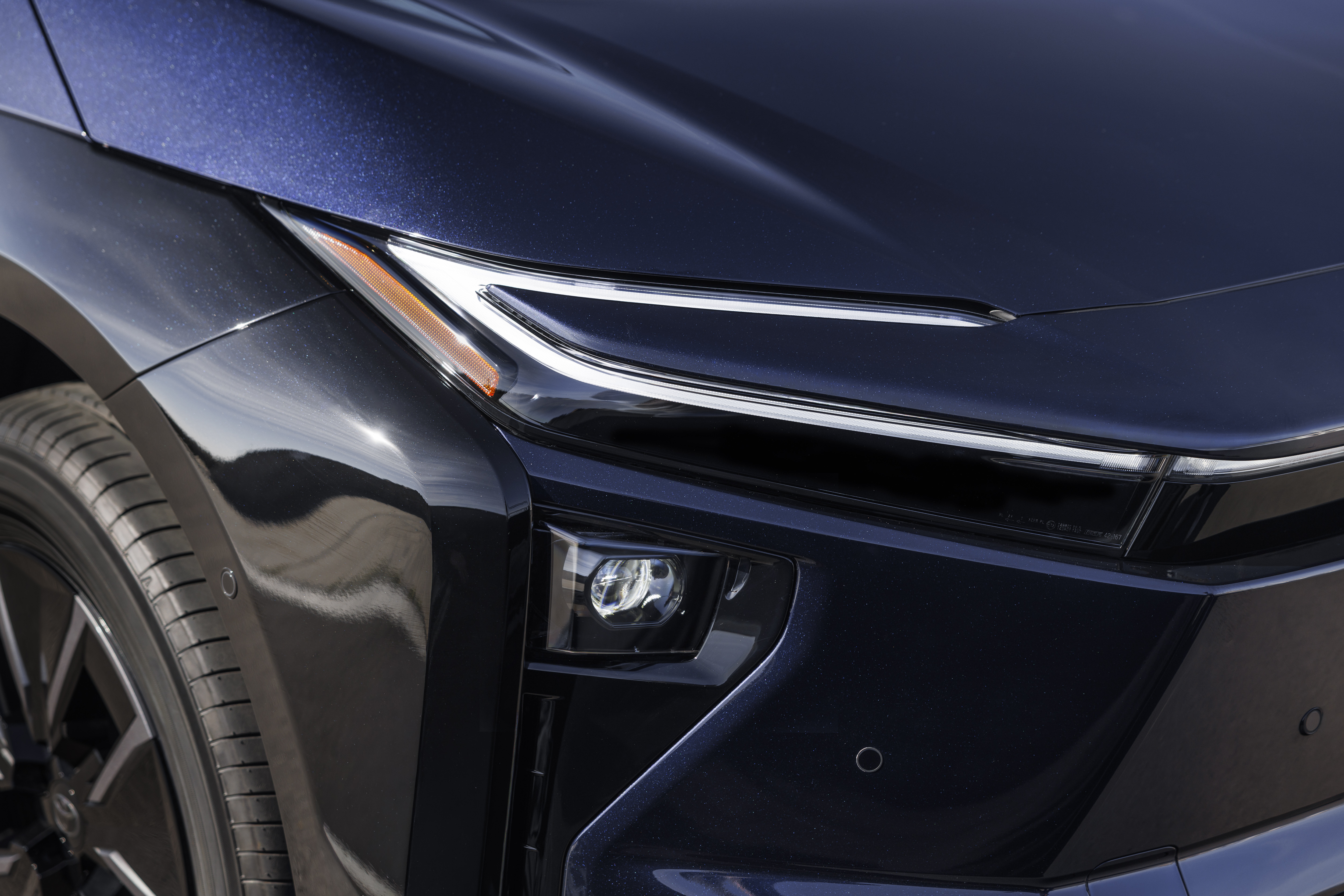 2026 Toyota bZ4X, vista trasera en azul metálico oscuro