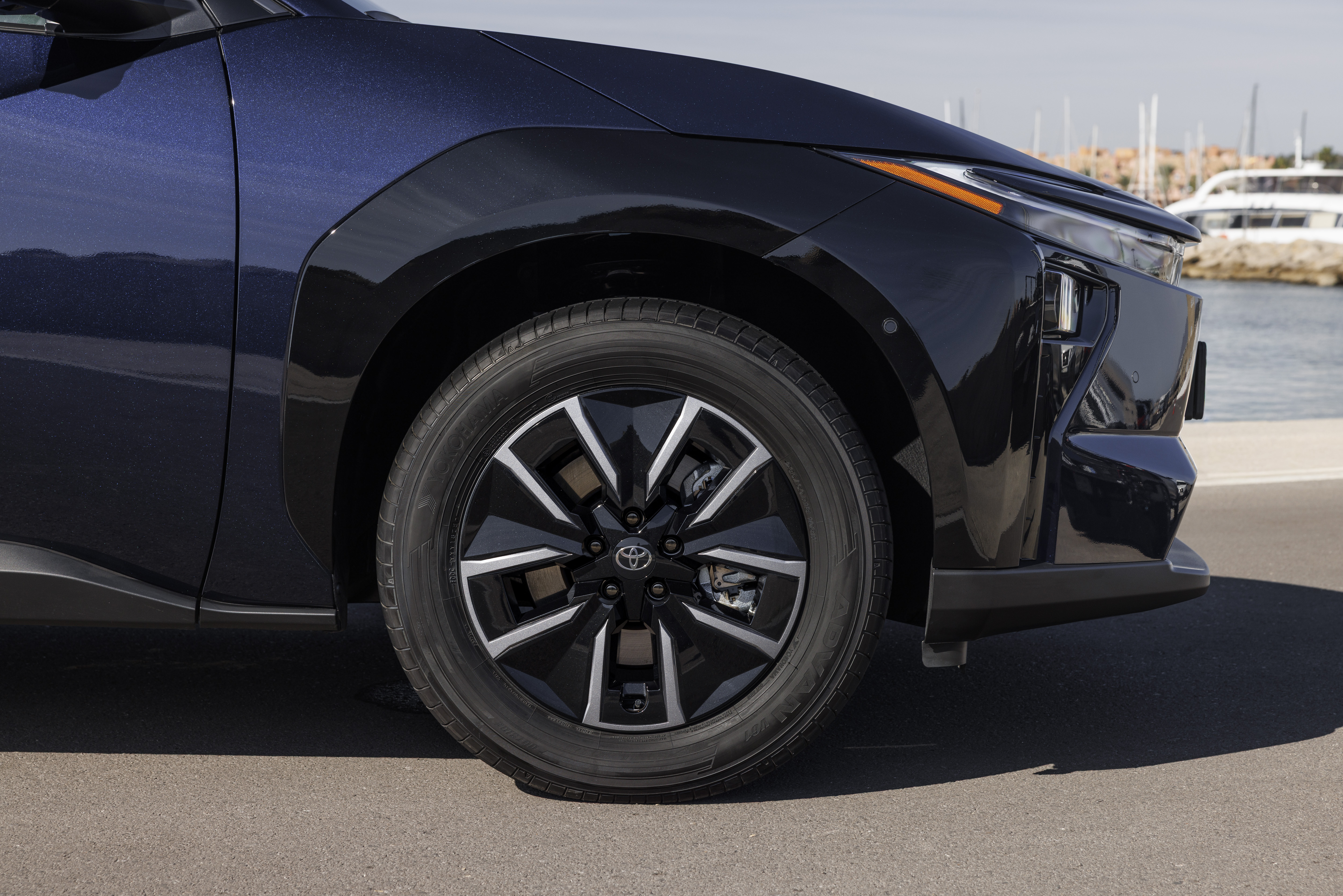 2026 Toyota bZ4X, vista frontal de tres cuartos en azul metálico oscuro