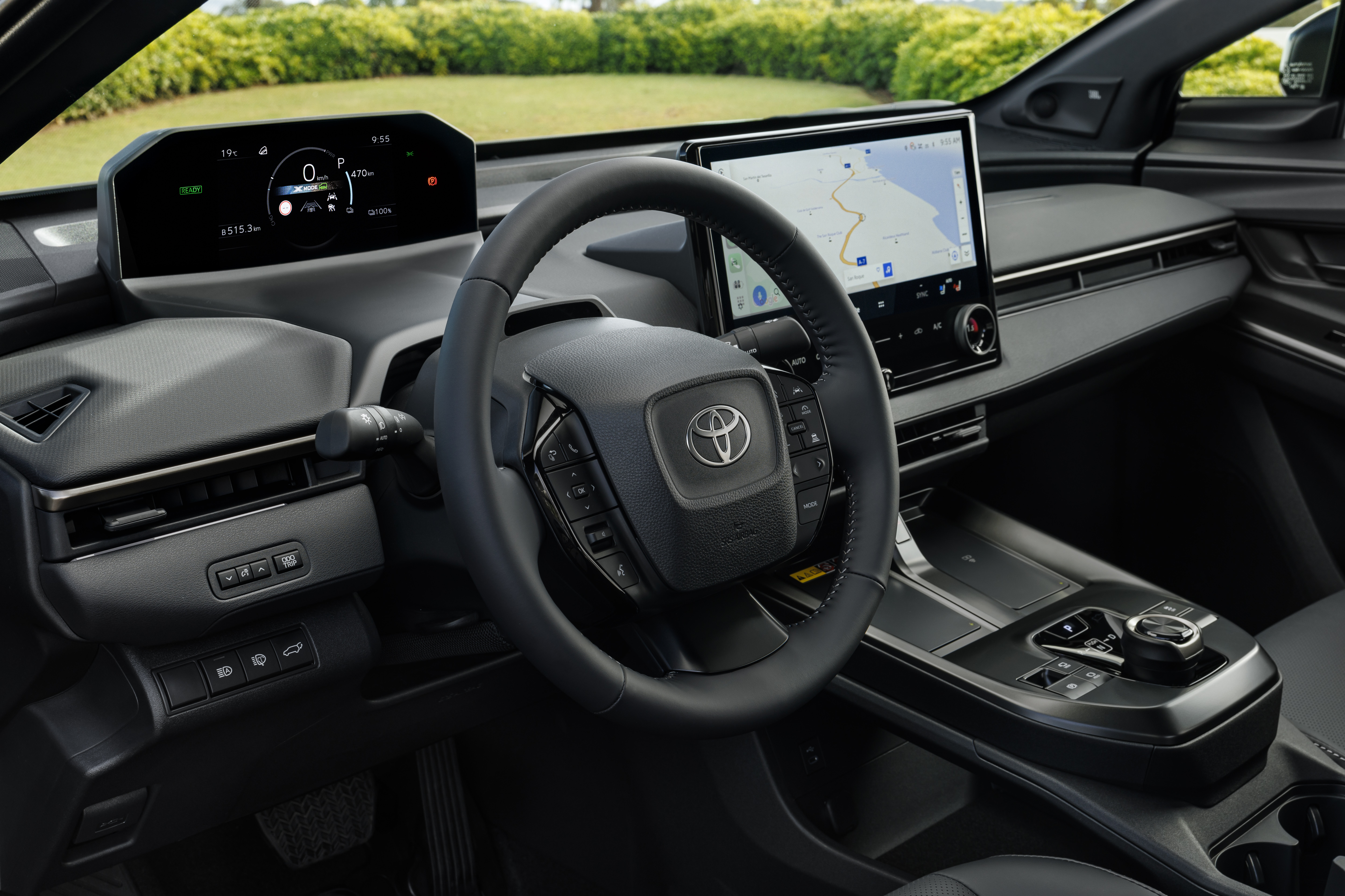 Cabina del Toyota bZ4X 2026 con asientos delanteros y sistema multimedia moderno