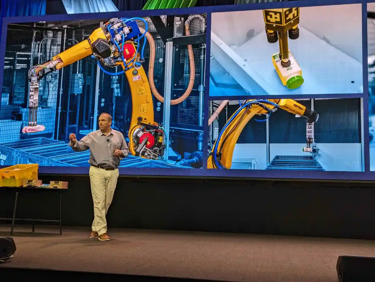 Amazon presenta el robot Sparrow para realizar trabajos rutinarios en los almacenes-2