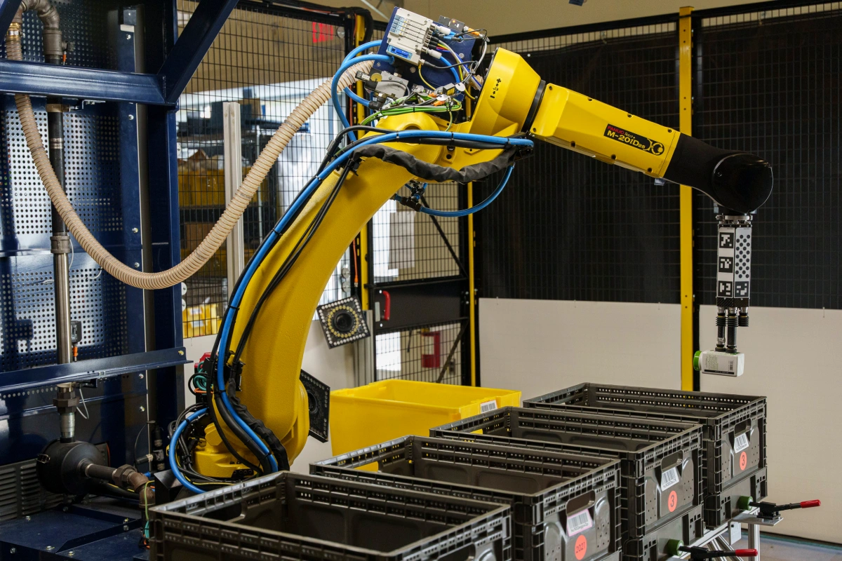 Amazon presenta el robot Sparrow para realizar trabajos rutinarios en los almacenes-4
