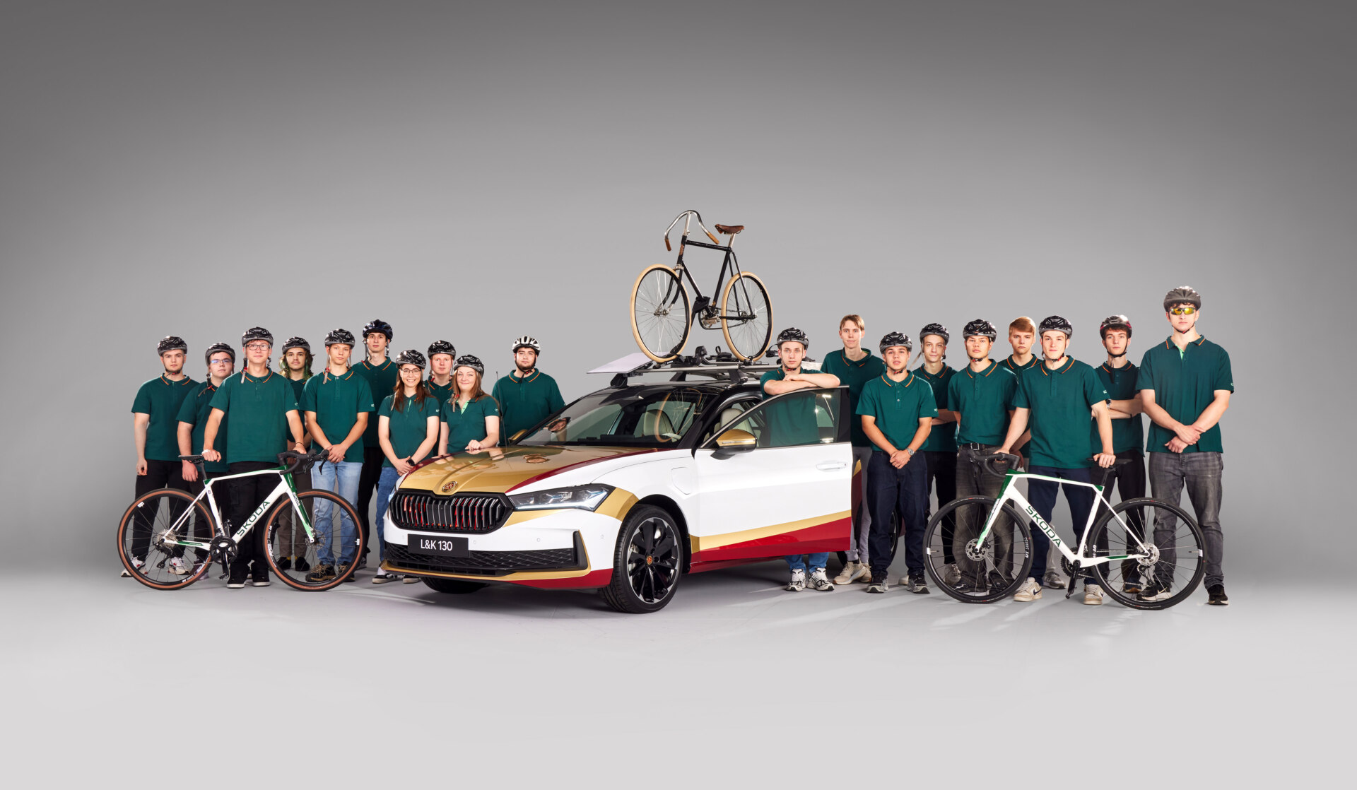 Škoda LK 130 con estudiantes Škoda LK 130 con estudiantes de la Academia Škoda