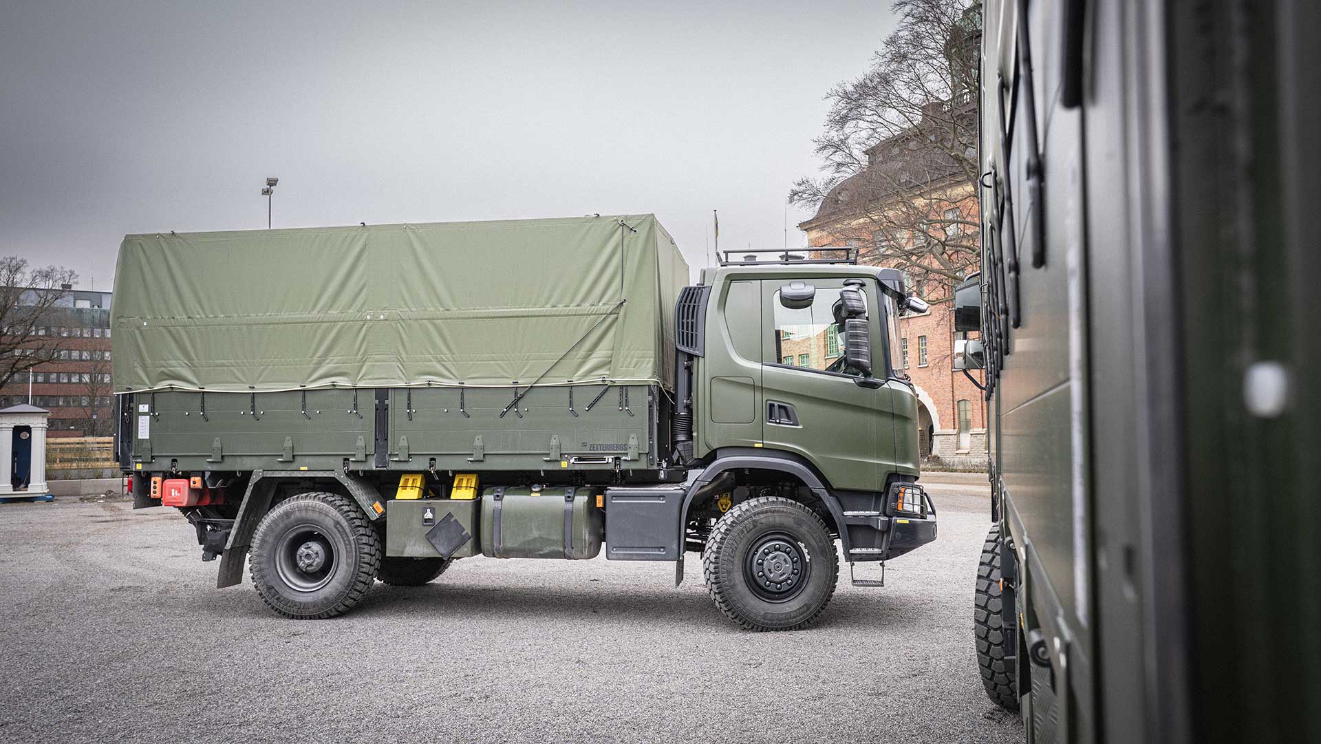 Camión plataforma 6x6 con tienda e hidrotabla
