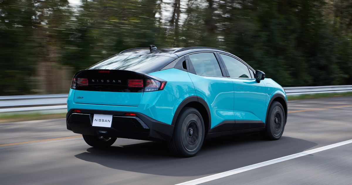 2026 Nissan Leaf Platinum+ en la carretera