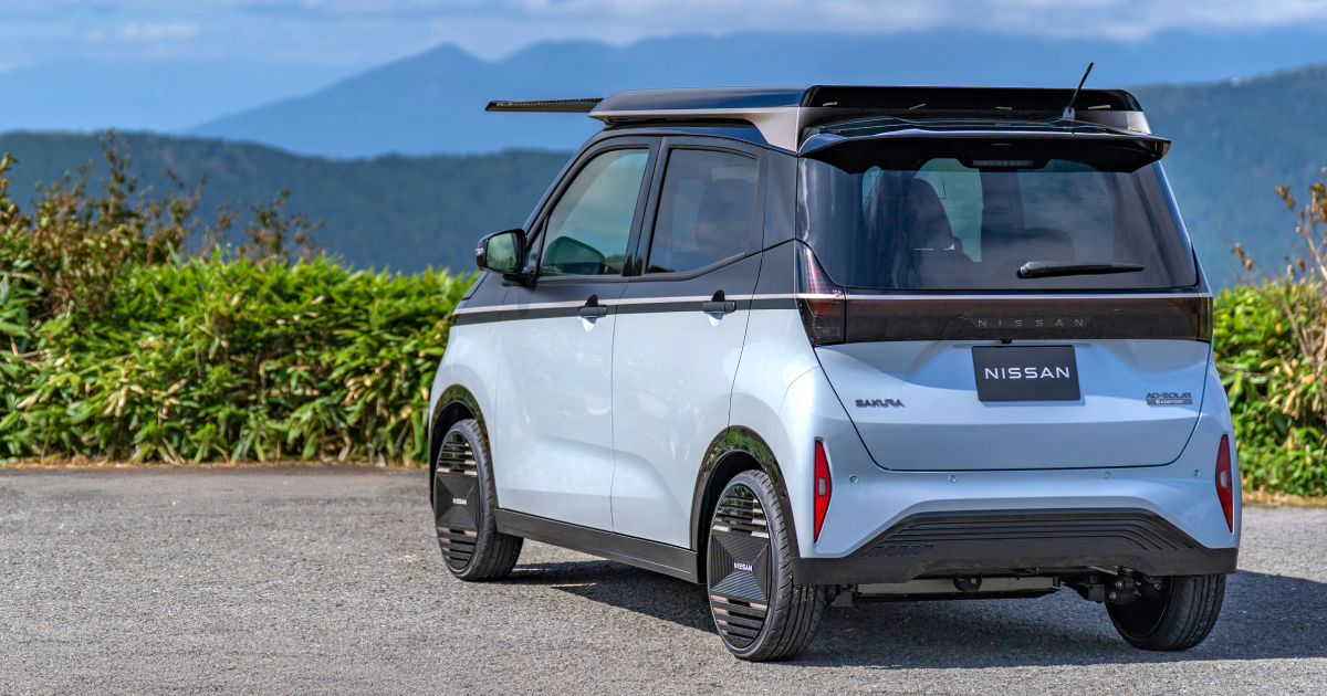 Panel solar extendido en Nissan Sakura Panel solar extendido en Nissan Sakura