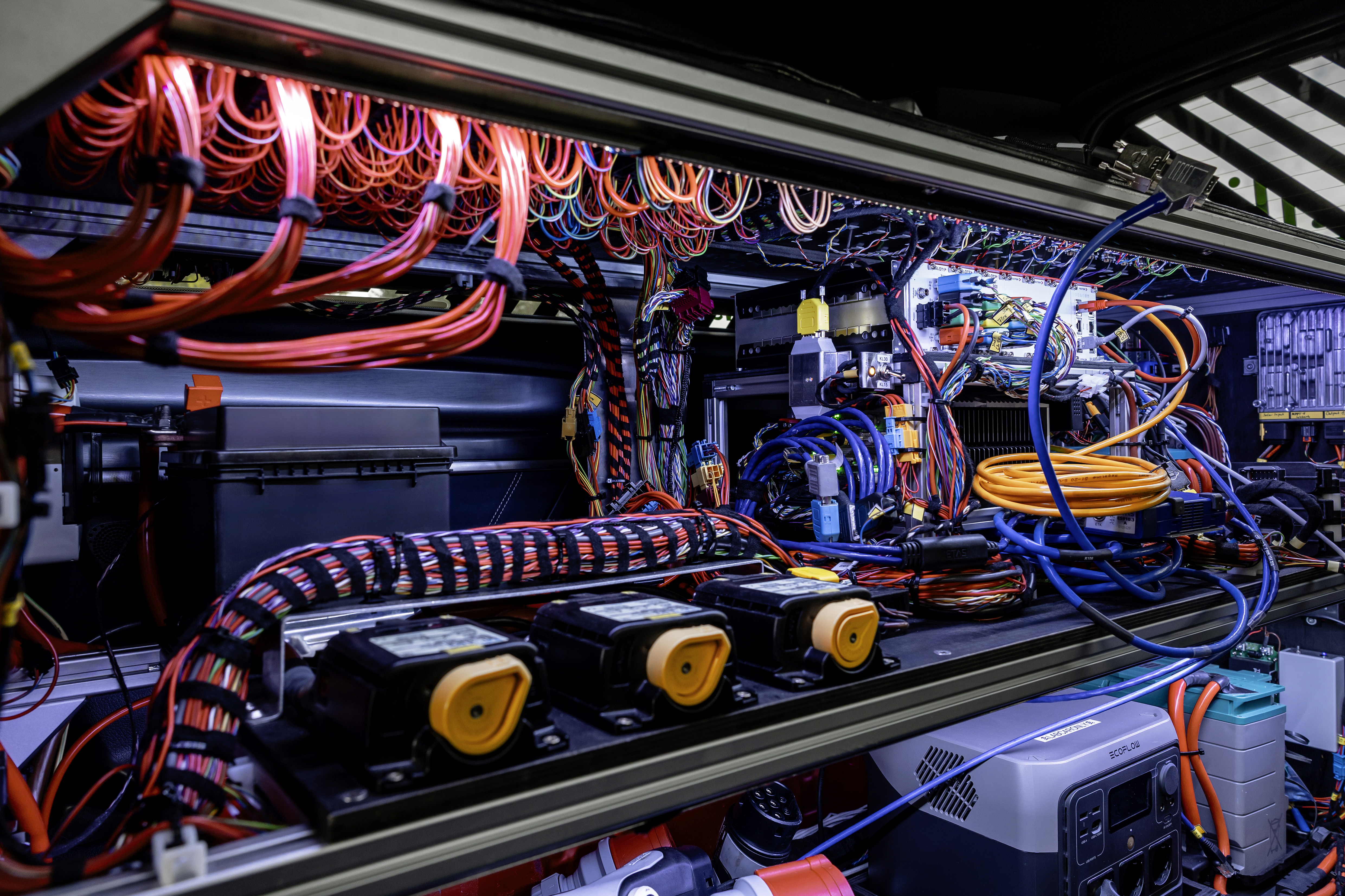 Cargando vehículos eléctricos con la estación móvil ELF Cargando vehículos eléctricos con la estación móvil ELF