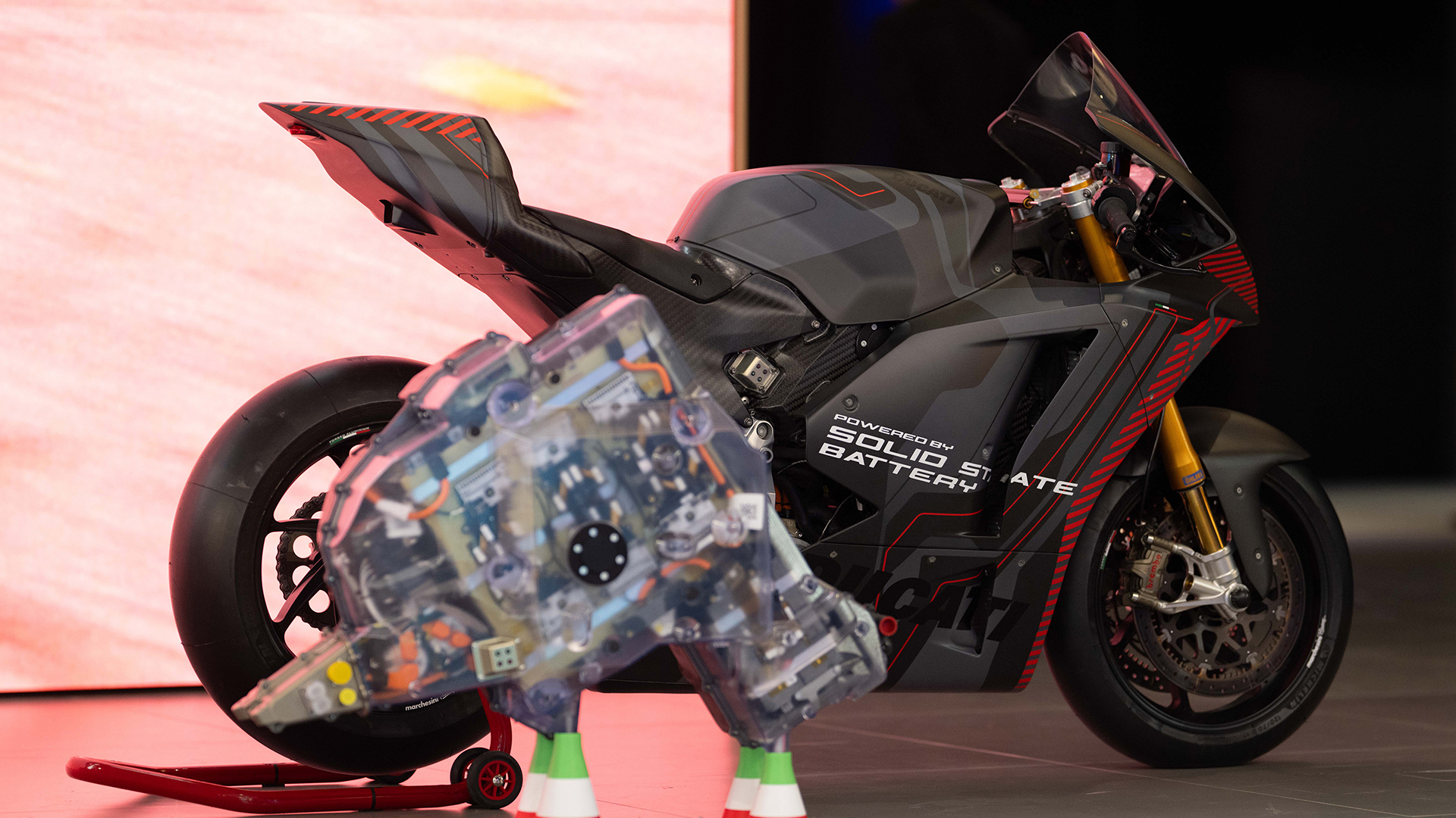 Ducati V21L mostrando tecnología de baterías