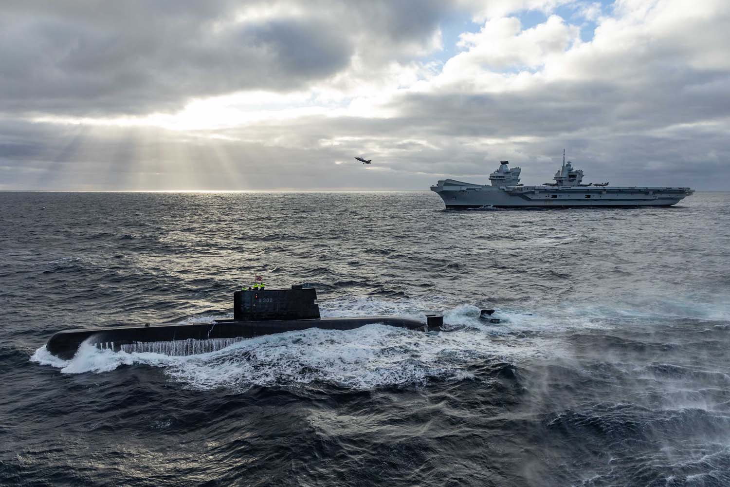 El portaaviones británico HMS Queen Elizabeth, que transporta cazas de quinta generación F-35B Lightning II, se ha transferido al mando de la OTAN por primera vez en la historia