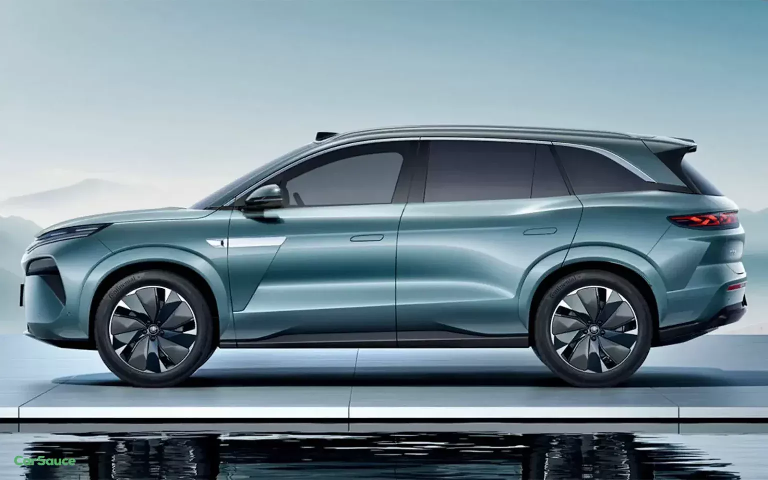 Coche eléctrico BYD Tang L en la carretera