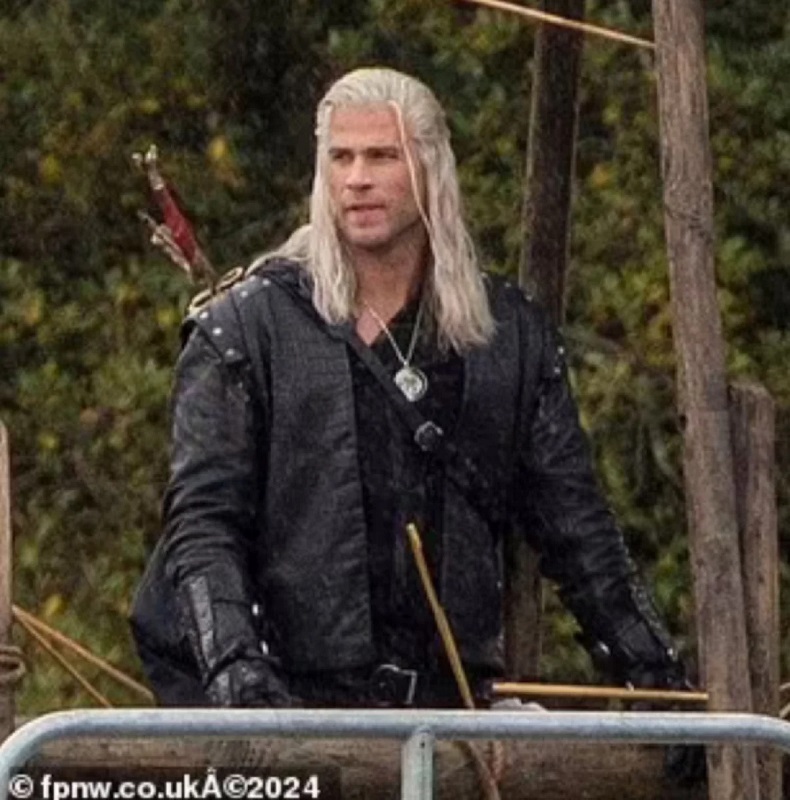 La estrella de Matrix como vampiro: publicadas las primeras imágenes del rodaje de la cuarta temporada de The Witcher con Liam Hemsworth y Laurence Fishburne-4 La estrella de Matrix como vampiro: publicadas las primeras imágenes del rodaje de la cuarta temporada de The Witcher con Liam Hemsworth y Laurence Fishburne-4