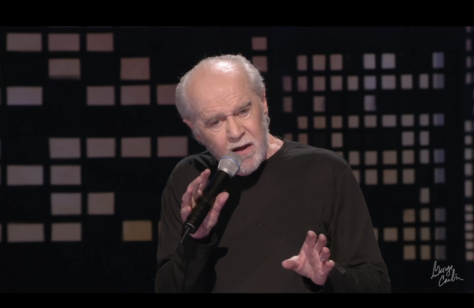 Los herederos de George Carlin han llegado a un acuerdo en una demanda contra los podcasters que crearon un especial con una copia de IA del cómico