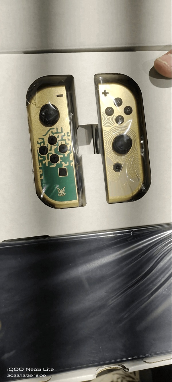 Se han filtrado en internet fotos de una Nintendo Switch OLED de edición limitada al estilo de The Legend of Zelda: Tears of the Kingdom-5 Se han filtrado en internet fotos de una Nintendo Switch OLED de edición limitada al estilo de The Legend of Zelda: Tears of the Kingdom-5