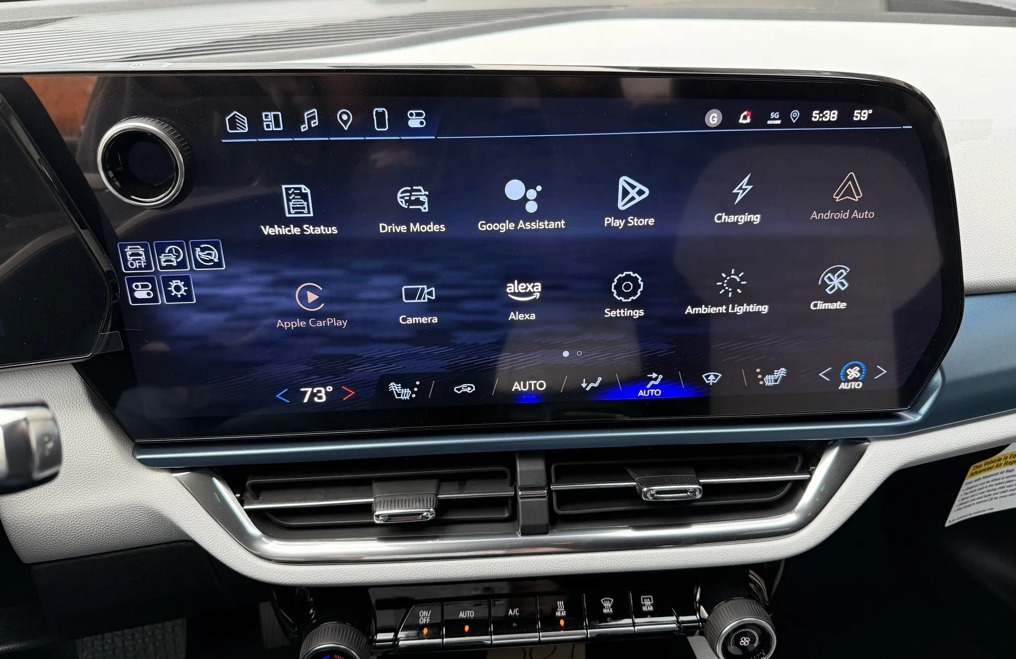 Integración de Apple CarPlay y Android Auto en los vehículos de GM. Ilustración: White Automotive White Automotive and Media Services Integración de Apple CarPlay y Android Auto en los vehículos de GM