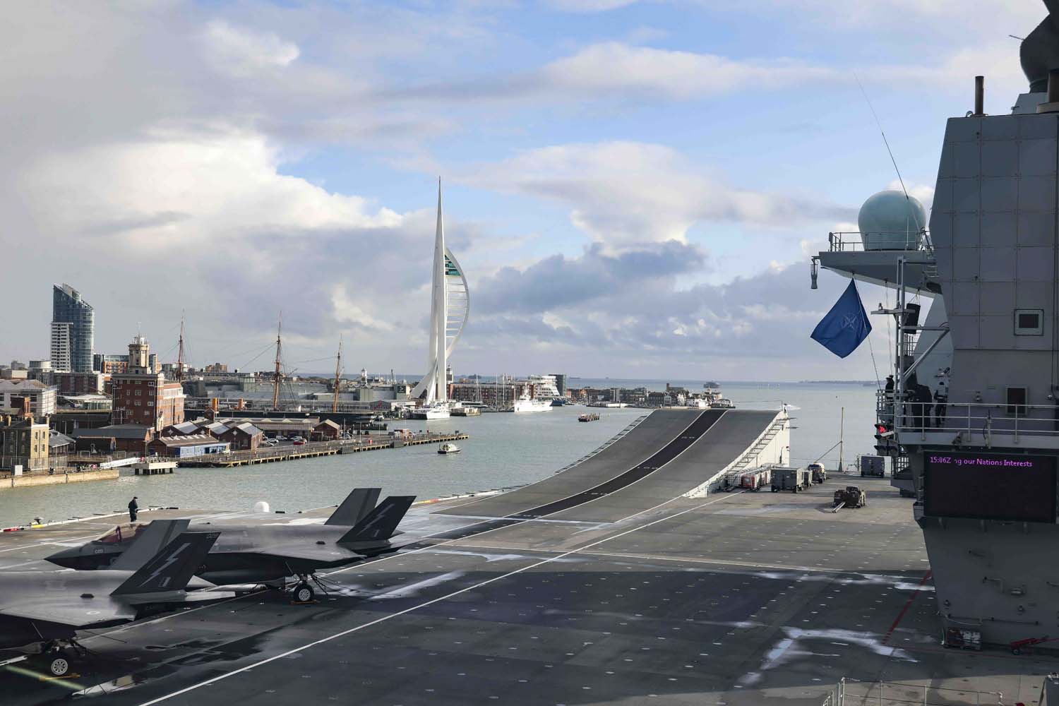 El portaaviones británico HMS Queen Elizabeth, que transporta cazas de quinta generación F-35B Lightning II, se ha transferido al mando de la OTAN por primera vez en la historia-4