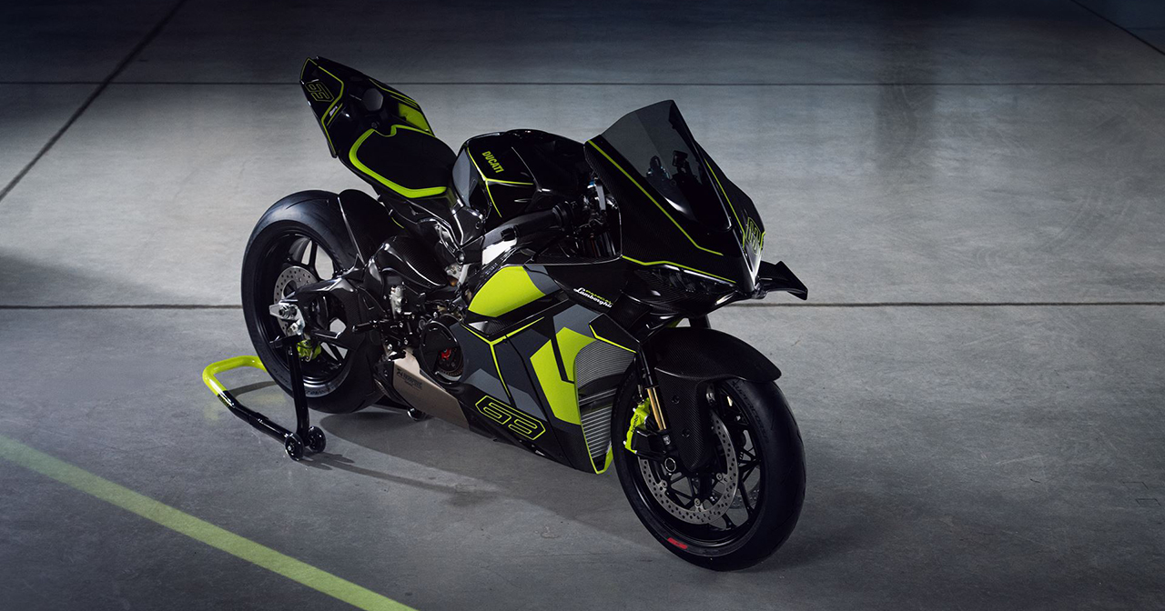 Motocicleta deportiva Ducati Panigale V4 Lamborghini sobre el fondo de un diseño exclusivo