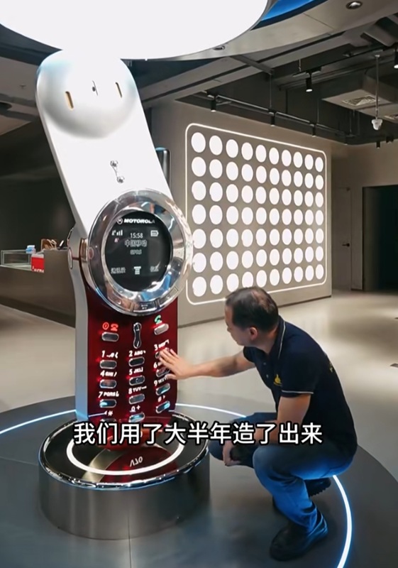 Teléfono móvil único de dos metros Motorola V70