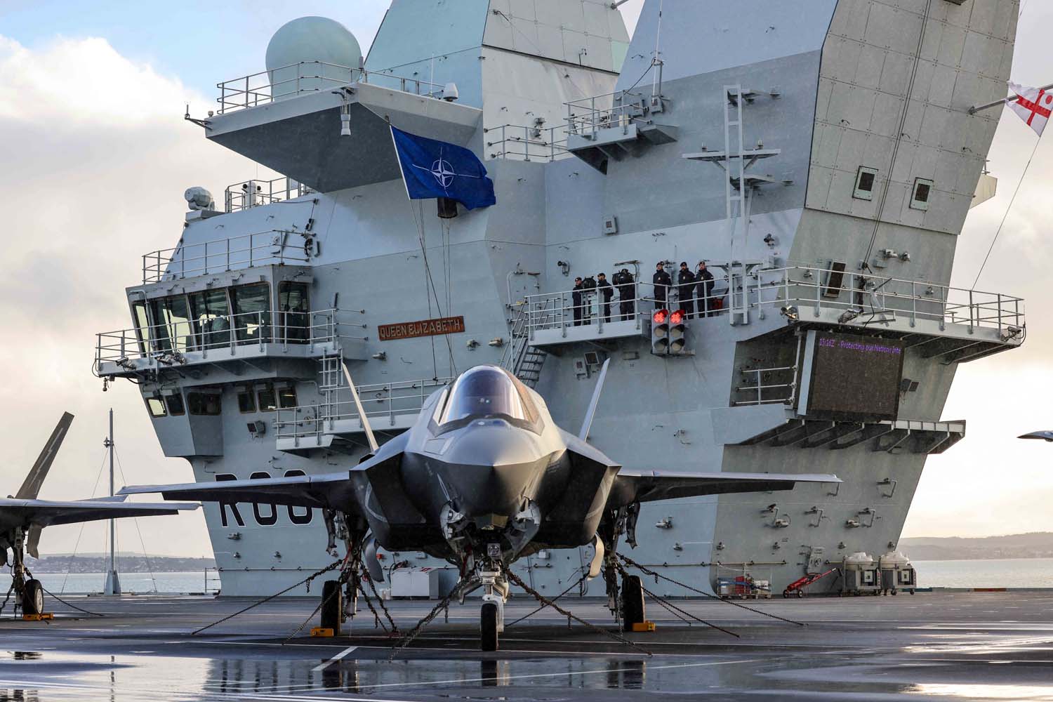 El portaaviones británico HMS Queen Elizabeth, que transporta cazas de quinta generación F-35B Lightning II, se ha transferido al mando de la OTAN por primera vez en la historia-5