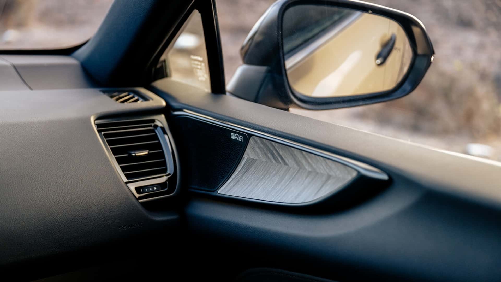 Interior del Lexus NX Overtrail con revestimientos de madera