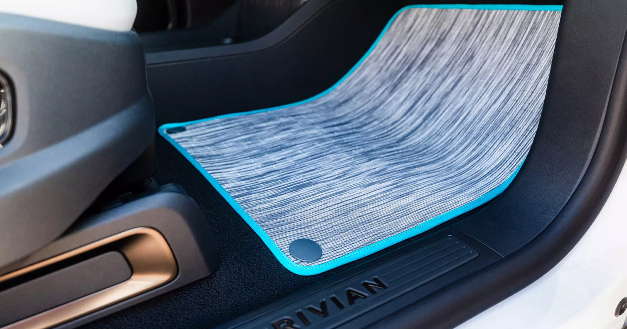 Rivian R1S Quad Miami Edition - detalles interiores