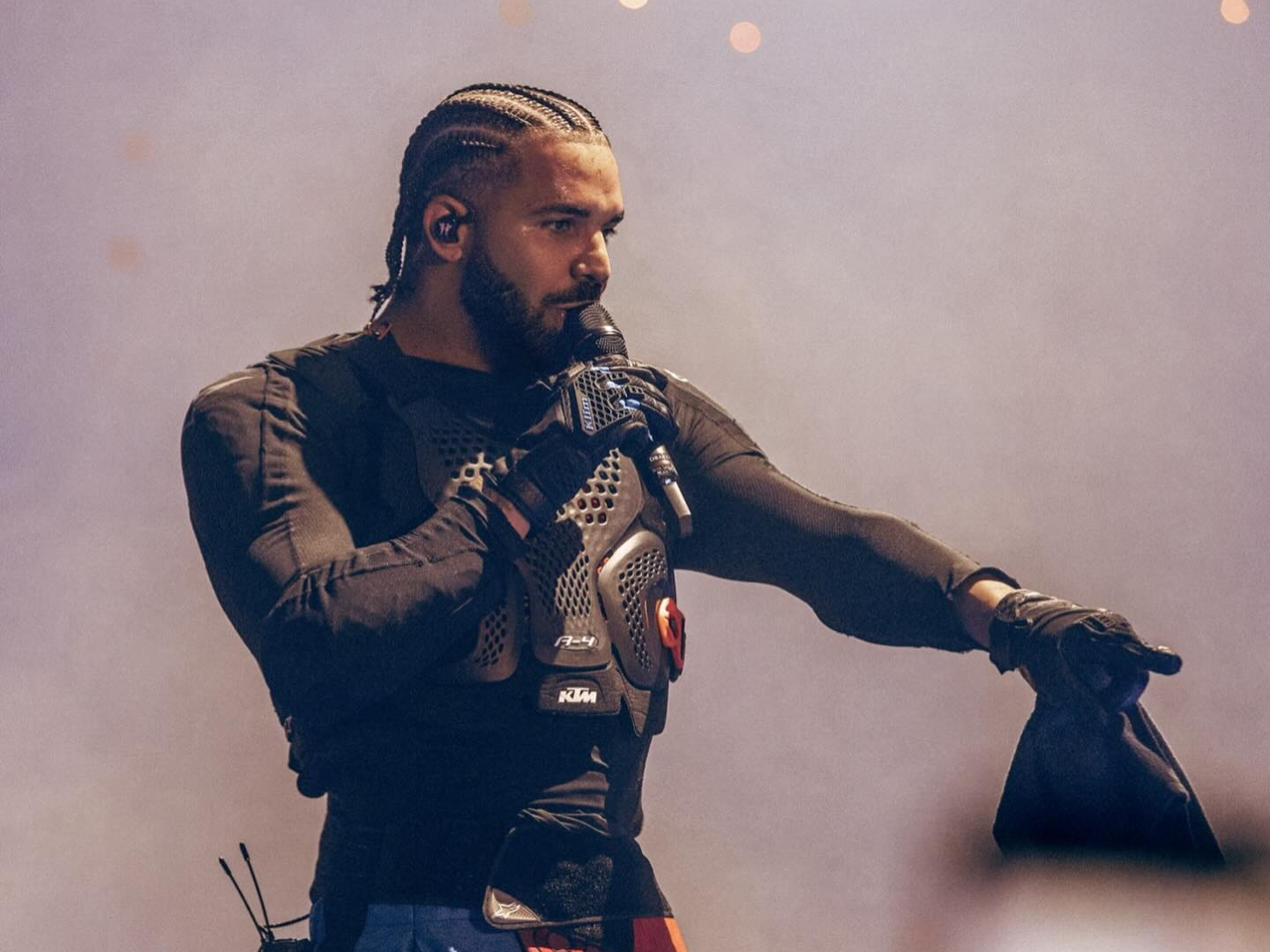 Drake retira una canción disidente con la voz de Tupac AI tras amenazas de demanda Drake retira una canción disidente con la voz de Tupac AI tras amenazas de demanda