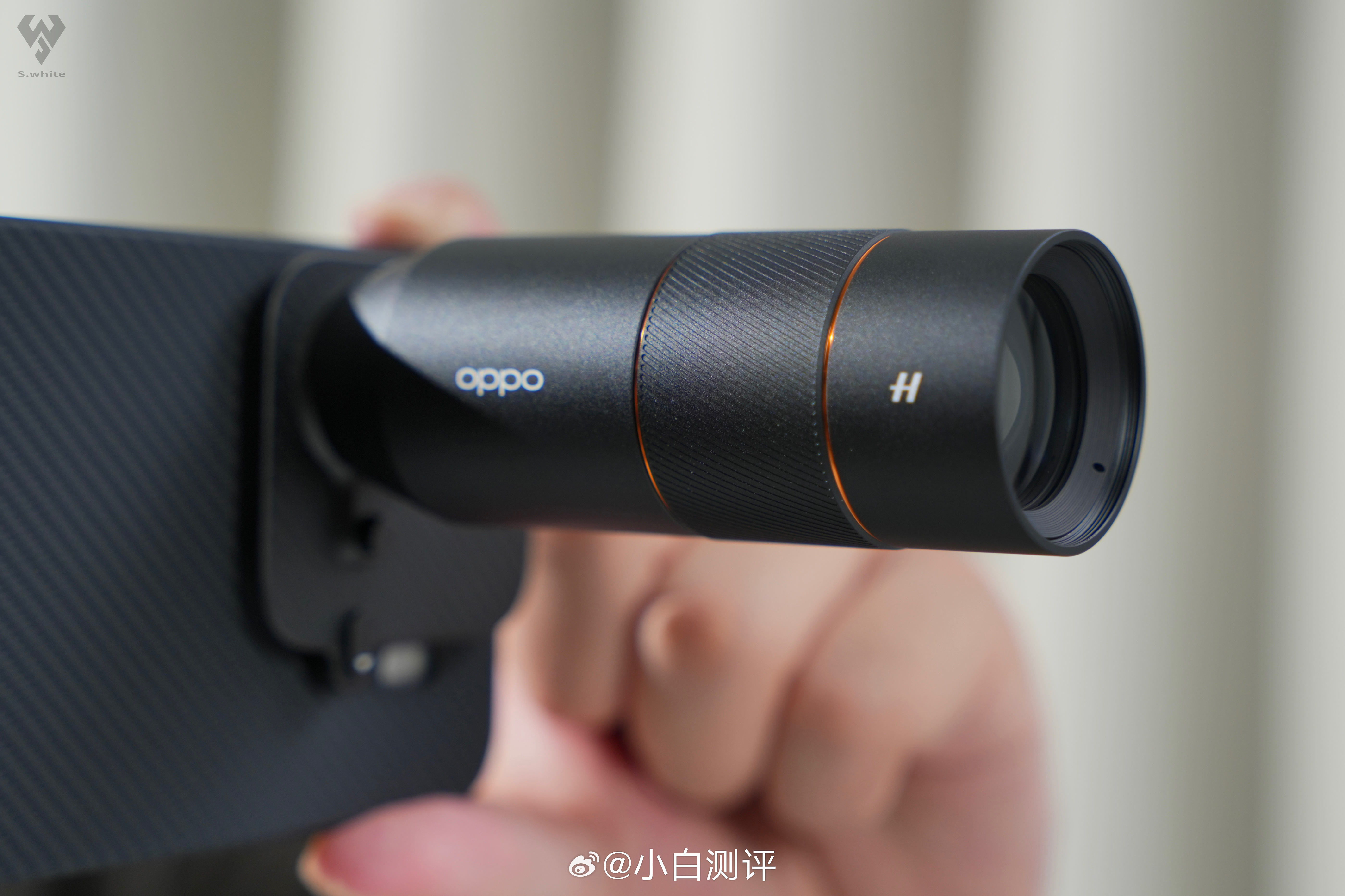 Oppo Find X9 Pro with Magnetic Handle Oppo Find X9 Pro with Magnetic Handle