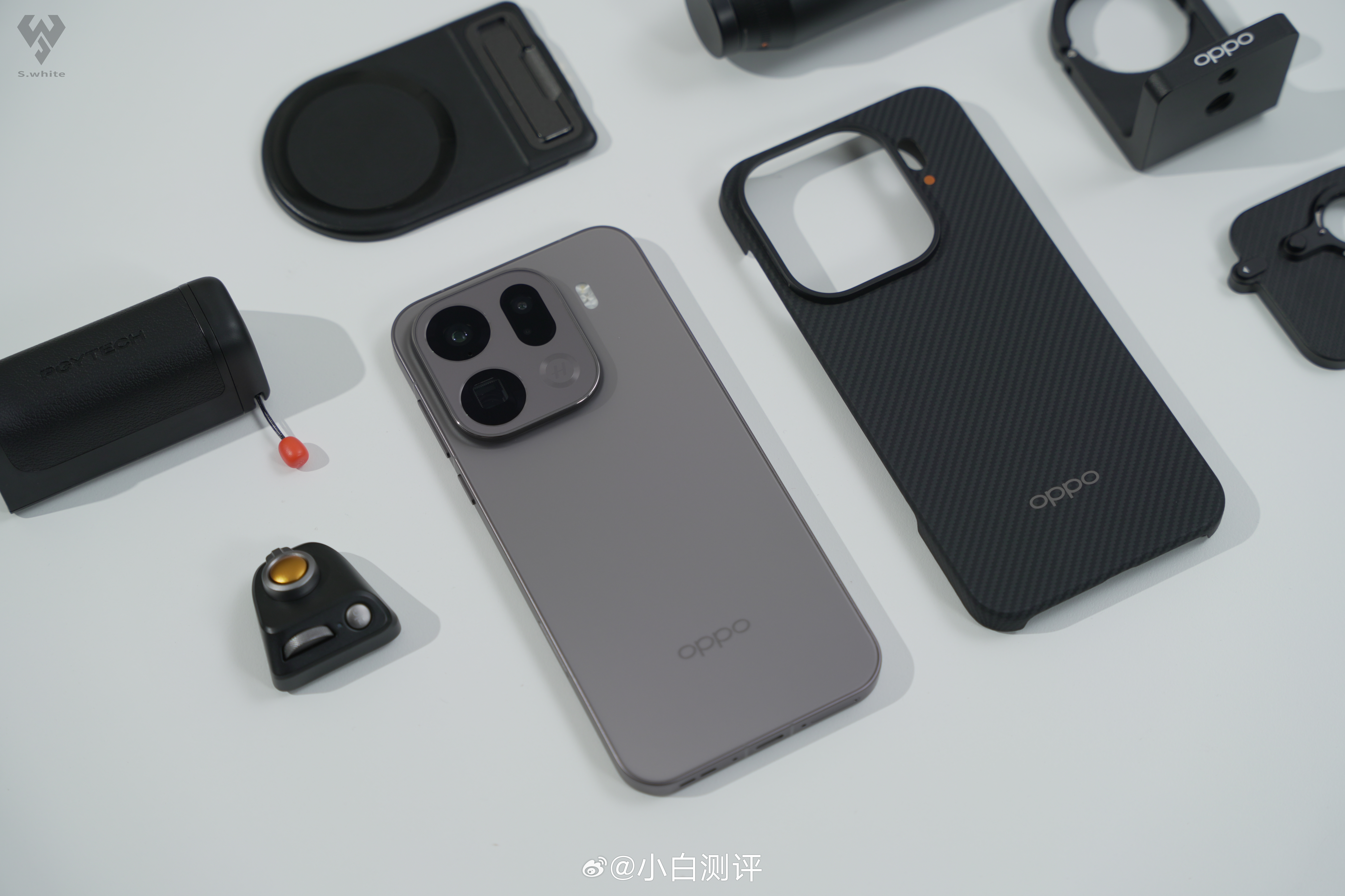 Full setup of Oppo Find X9 Pro with accessories Full setup of Oppo Find X9 Pro with accessories
