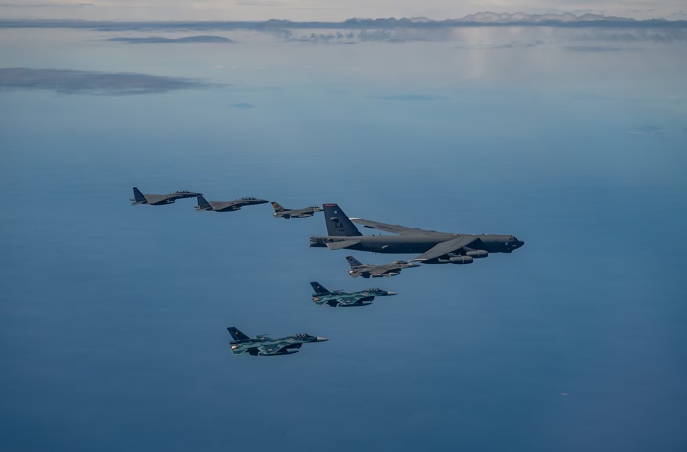 Estados Unidos, la República de Corea y Japón llevaron a cabo el primer ejercicio aéreo trilateral en el que participaron el B-52H Stratofortress, el F-16 Fighting Falcon, el F-15K Eagle y los F-2.