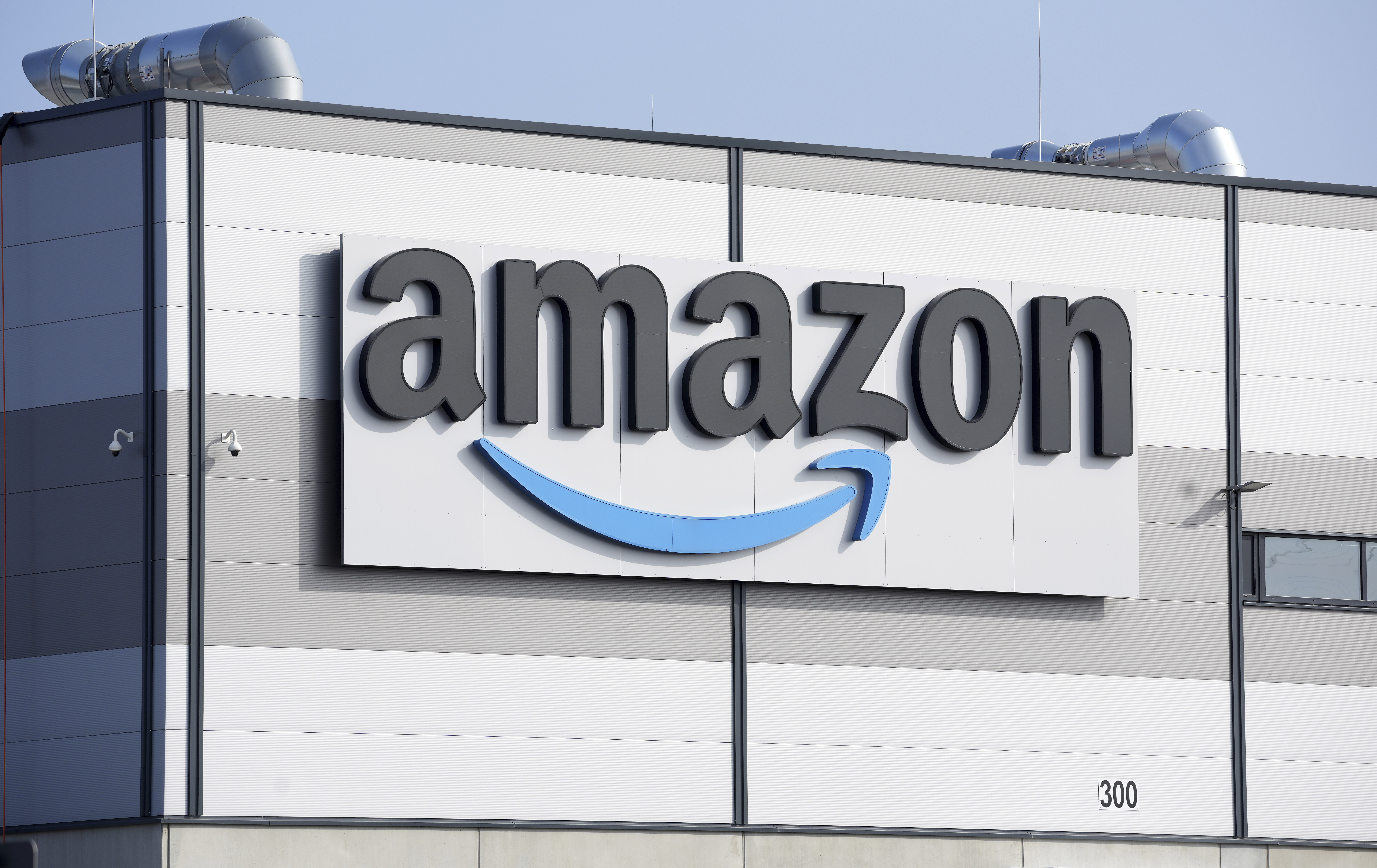 Amazon ha introducido robots con IA en sus almacenes que aceleran la tramitación de pedidos en un 25 por ciento Amazon ha introducido robots con IA en sus almacenes que aceleran la tramitación de pedidos en un 25 por ciento