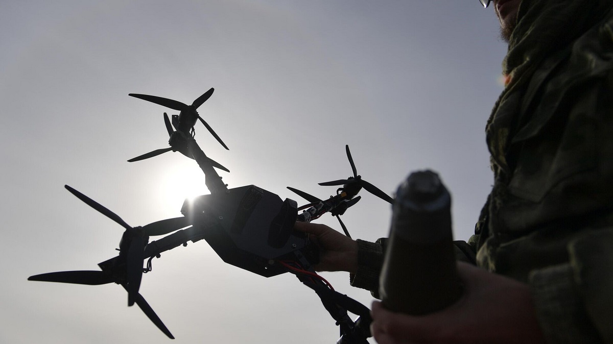 Vídeo espectacular: Los drones FPV ucranianos derrotaron a una columna de material ruso en la zona fronteriza de la región de Kursk