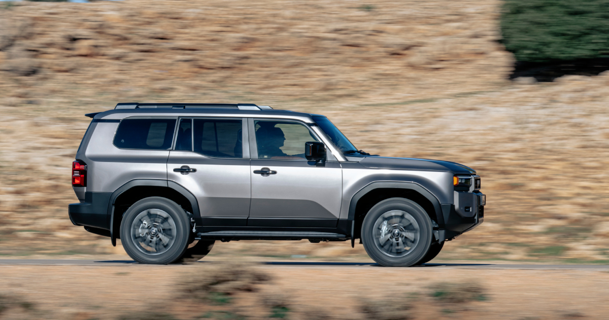 Nuevo Toyota Land Cruiser J250 con vista frontal Nuevo Toyota Land Cruiser J250 con vista frontal