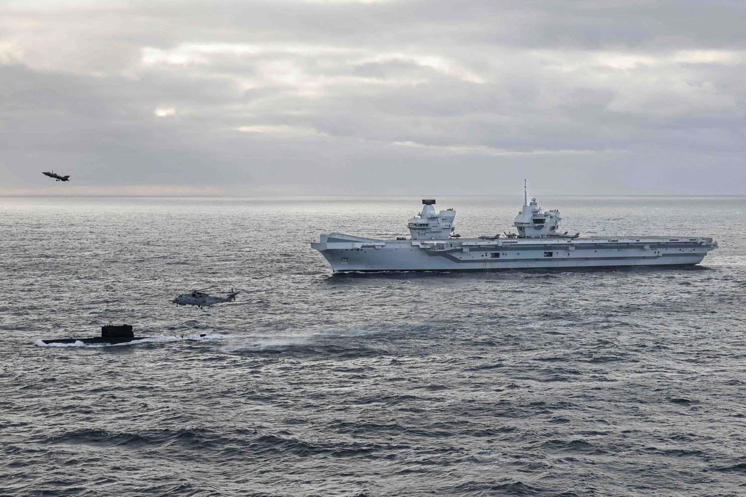 El portaaviones británico HMS Queen Elizabeth, que transporta cazas de quinta generación F-35B Lightning II, se ha transferido al mando de la OTAN por primera vez en la historia-6