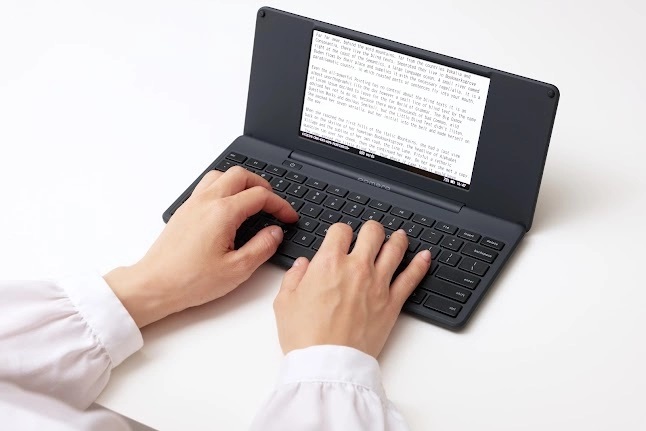 Máquina de escribir digital Pomera DM250, vista frontal Máquina de escribir digital Pomera DM250, vista frontal