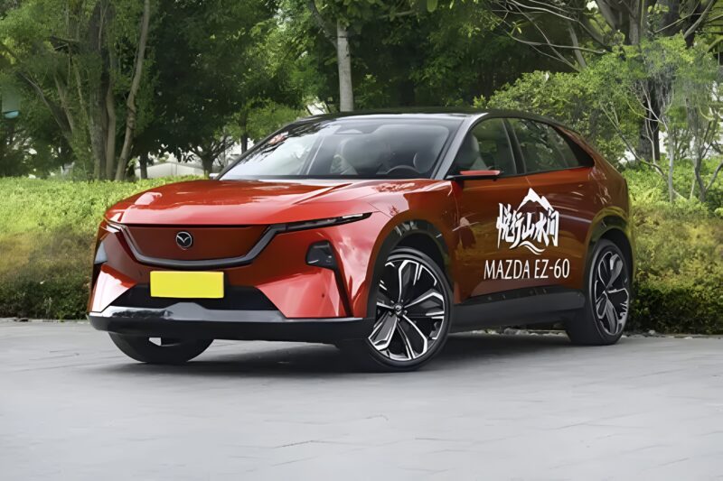 Mazda EZ-60 en la sala de exposición Mazda EZ-60 en la sala de exposición