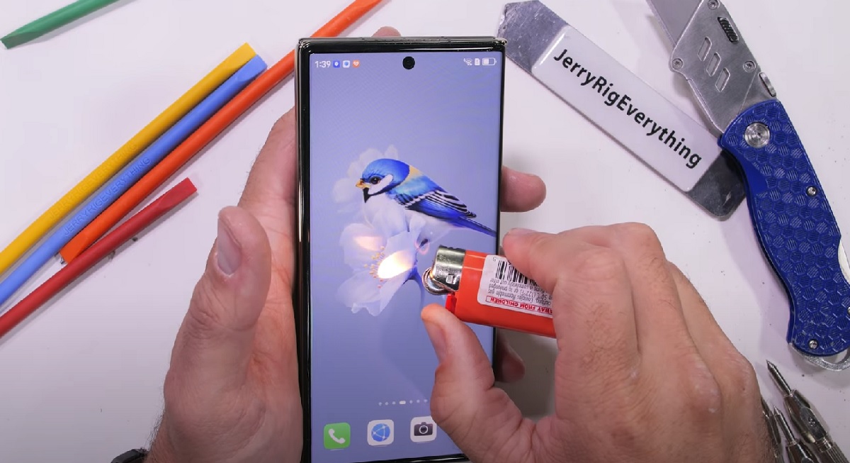 Aguantó hasta el final y murió como un héroe: un bloguero puso a prueba el smartphone plegable Huawei Mate XT con arena, bisturí y fuego (vídeo) Aguantó hasta el final y murió como un héroe: un bloguero puso a prueba el smartphone plegable Huawei Mate XT con arena, bisturí y fuego (vídeo)