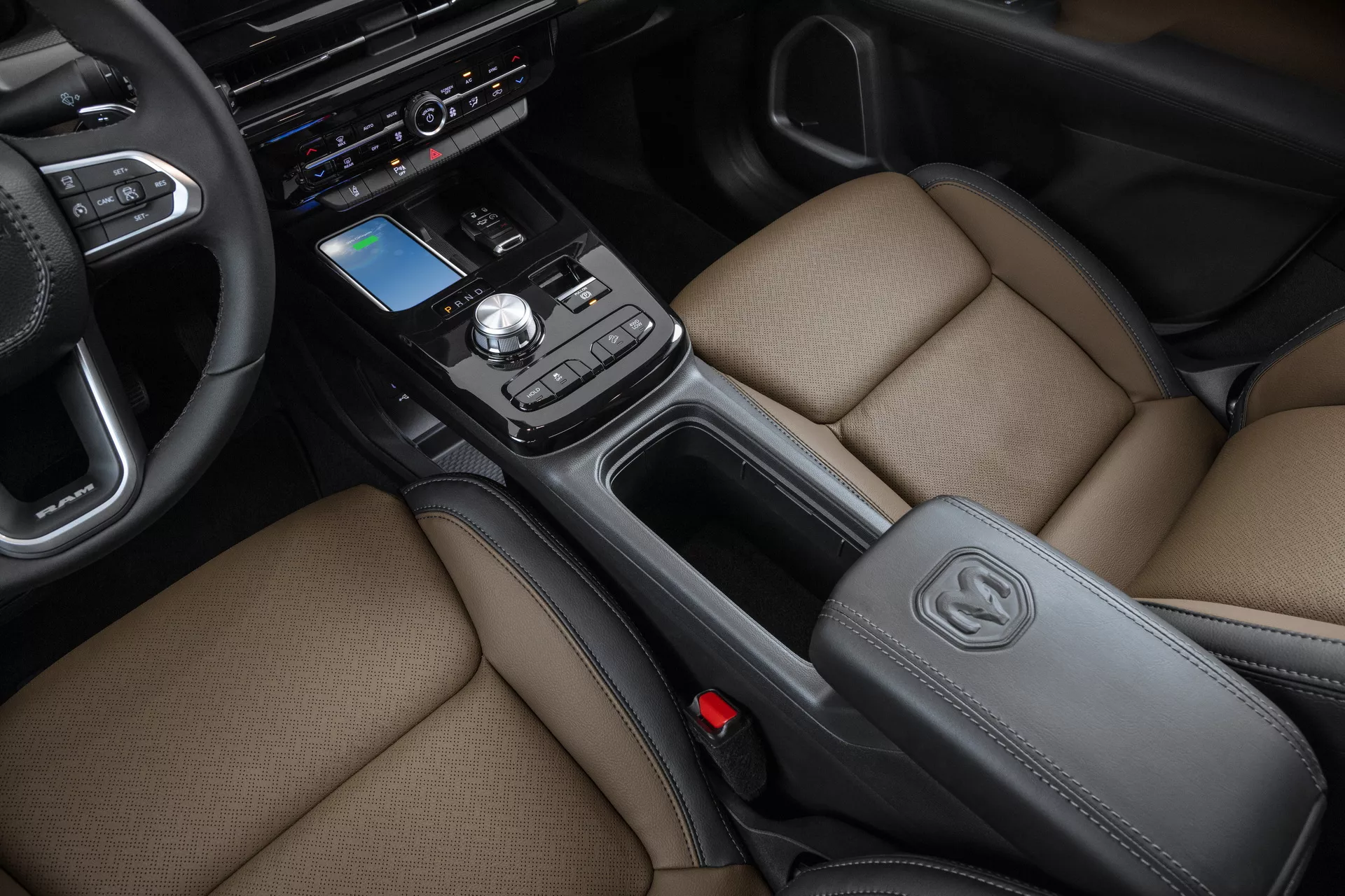 Ram Rampage rojo en el campo