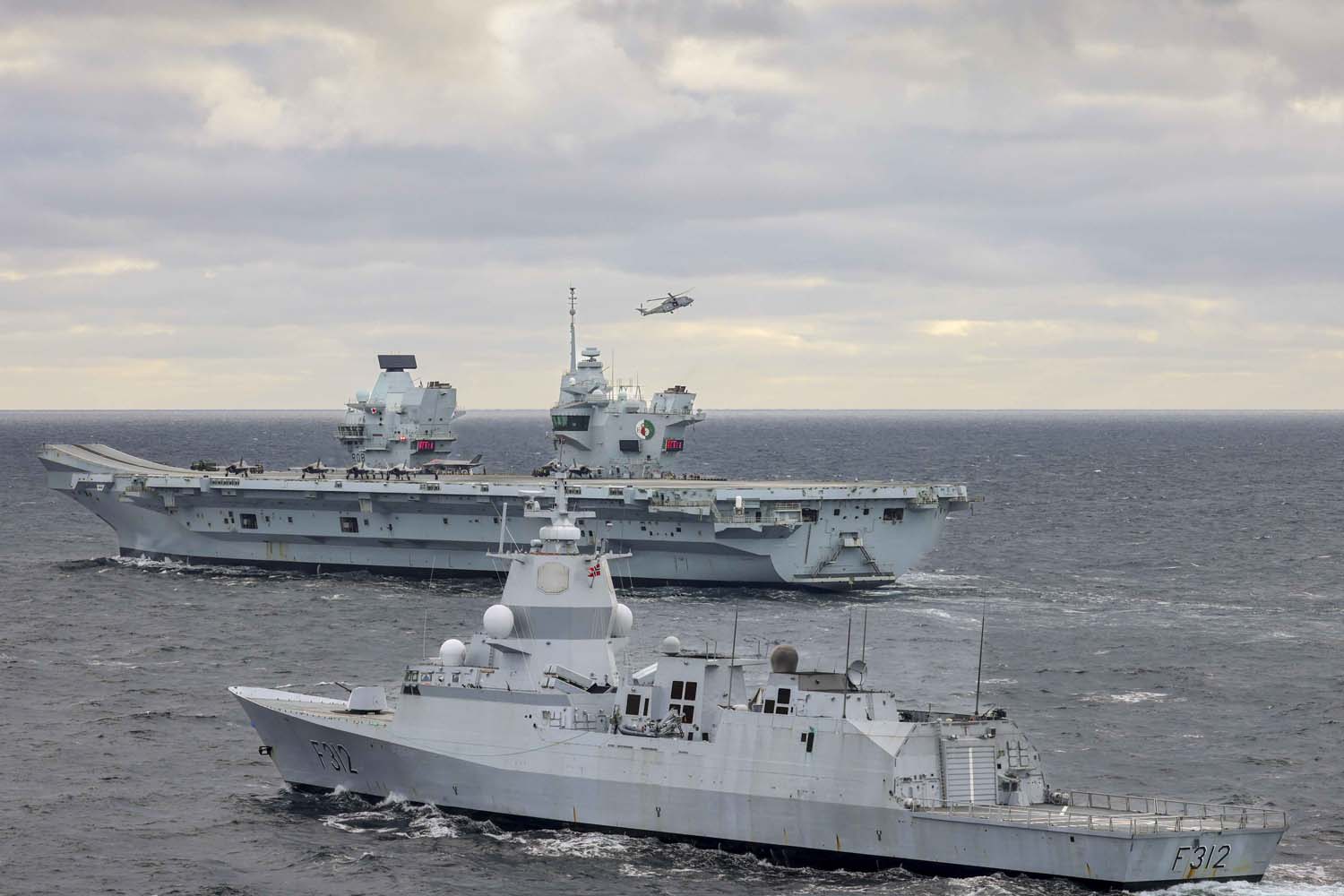 El portaaviones británico HMS Queen Elizabeth, que transporta cazas de quinta generación F-35B Lightning II, se ha transferido al mando de la OTAN por primera vez en la historia-7