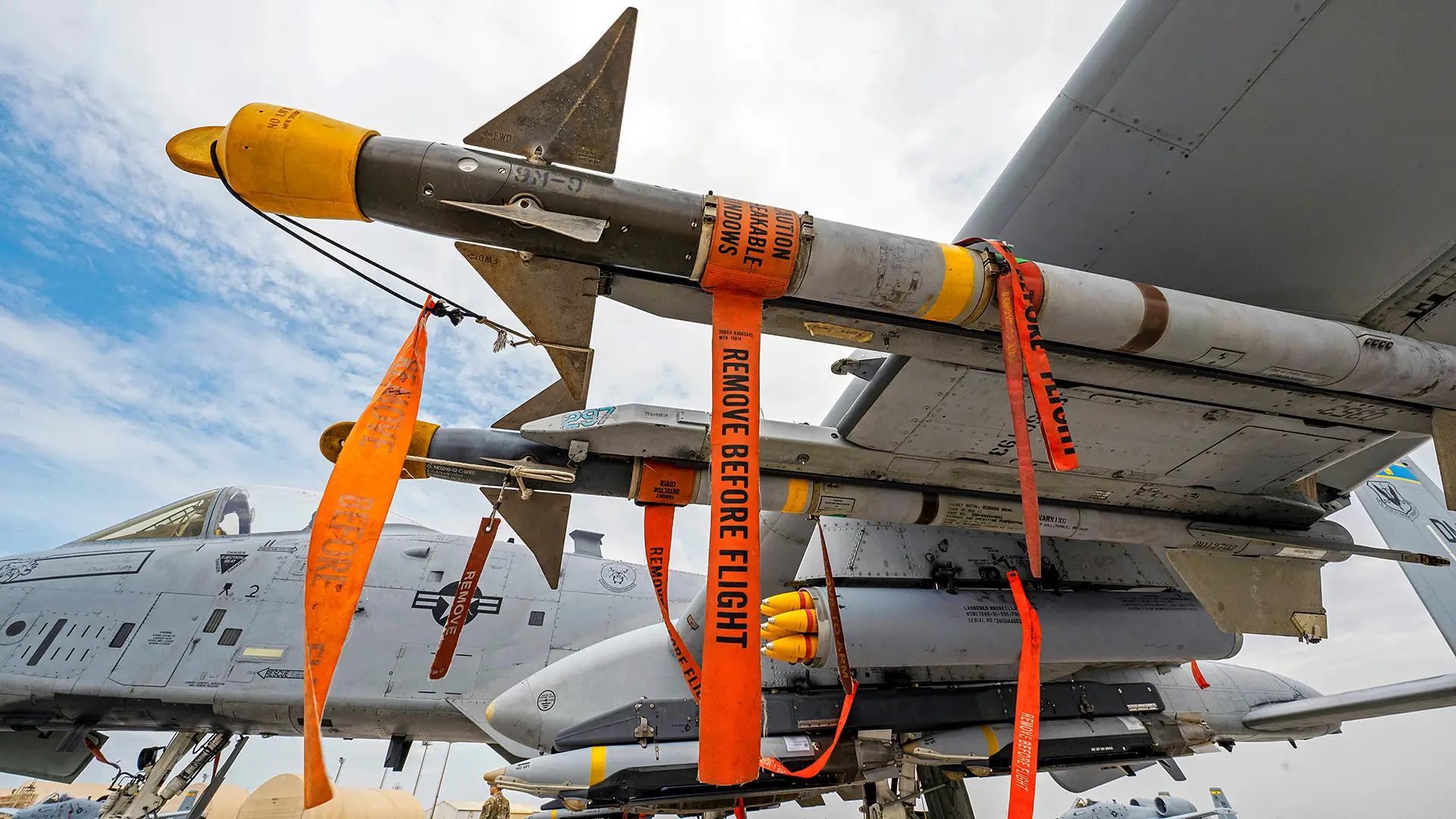El emblemático avión de ataque A-10 Thunderbolt II ya puede utilizar misiles APKWS II y bombas guiadas de pequeño diámetro GBU-39/B. El emblemático avión de ataque A-10 Thunderbolt II ya puede utilizar misiles APKWS II y bombas guiadas de pequeño diámetro GBU-39/B.