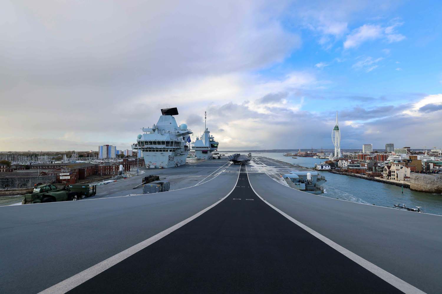 El portaaviones británico HMS Queen Elizabeth, que transporta cazas de quinta generación F-35B Lightning II, se ha transferido al mando de la OTAN por primera vez en la historia-8