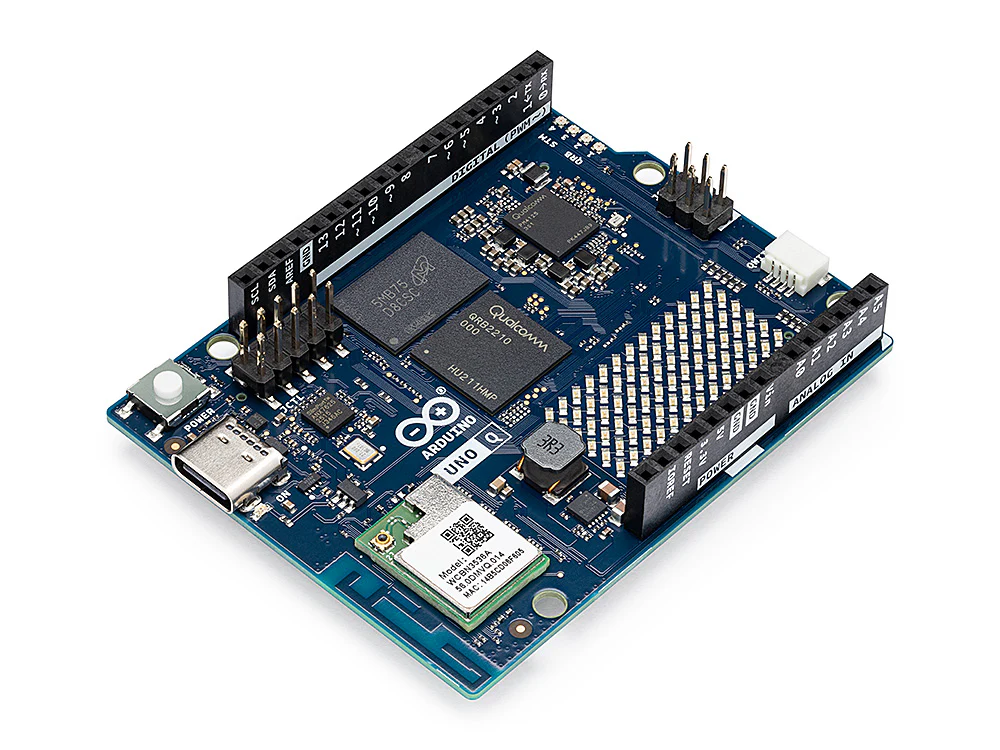 Vista ISO de la placa Arduino UNO Q