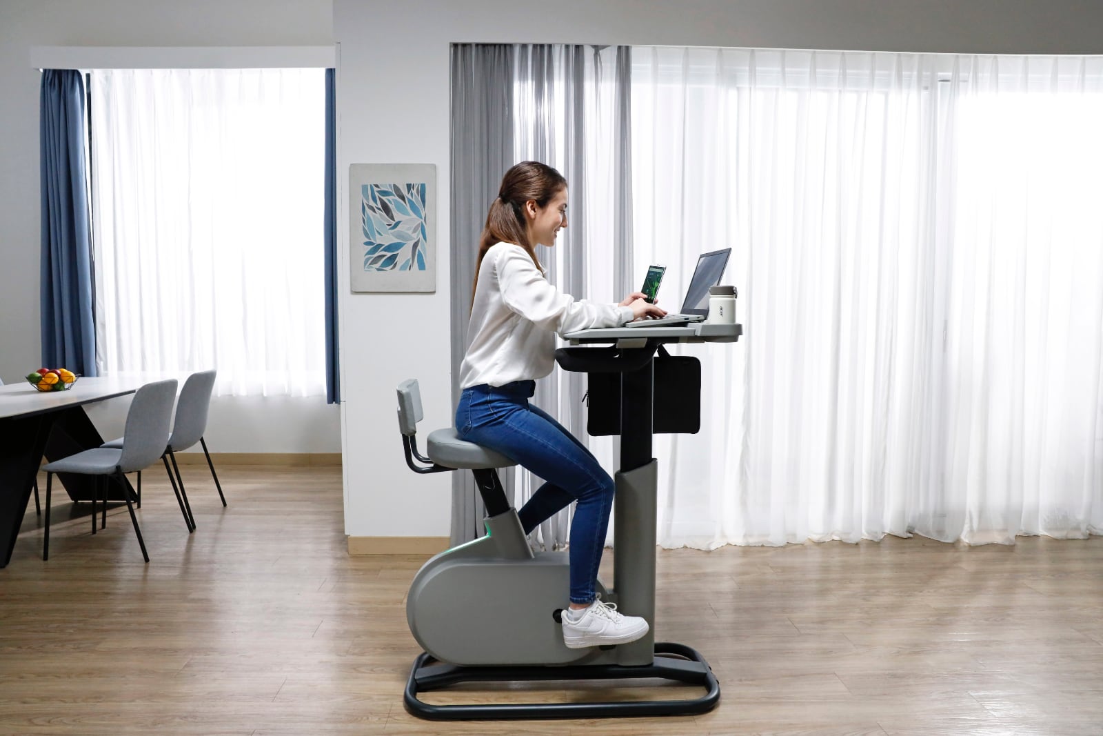 Acer presenta eKinekt BD 3 Bike Desk. Convierte la energía del pedaleo del ciclista en energía para cargar el portátil. Acer presenta eKinekt BD 3 Bike Desk. Convierte la energía del pedaleo del ciclista en energía para cargar el portátil.