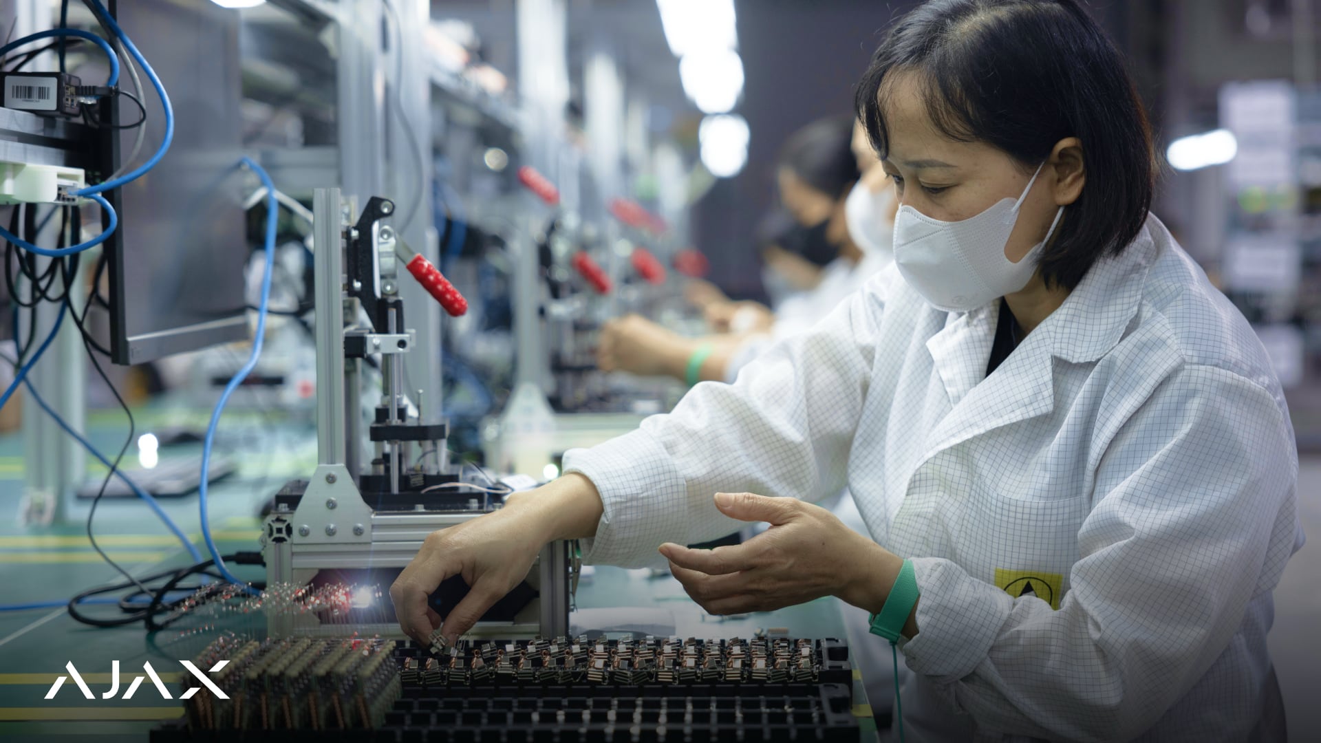 Equipamiento en la planta de AJAX Systems en Vietnam