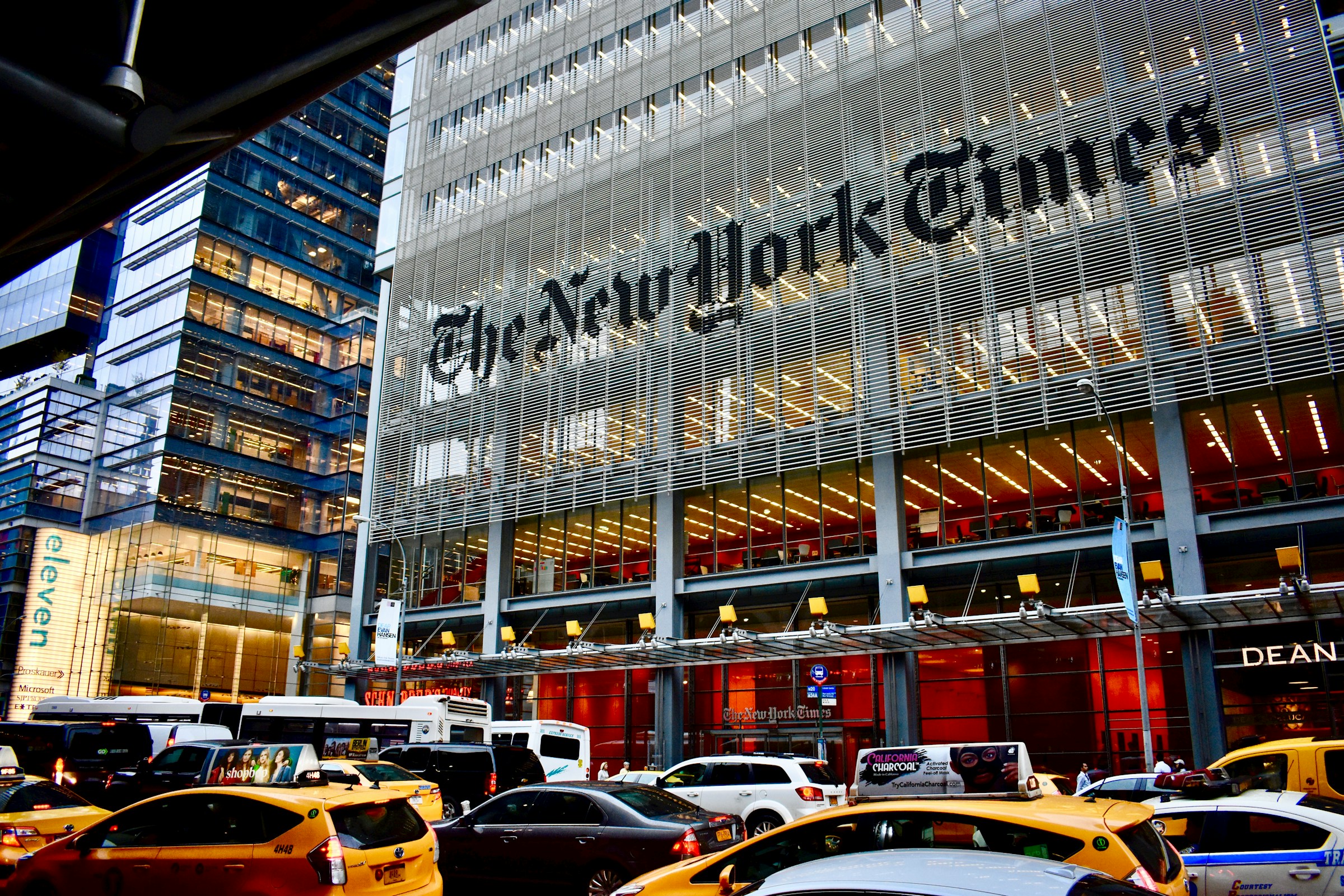 OpenAI acusó al New York Times de engañar a ChatGPT para que reprodujera artículos protegidos por derechos de autor OpenAI acusó al New York Times de engañar a ChatGPT para que reprodujera artículos protegidos por derechos de autor