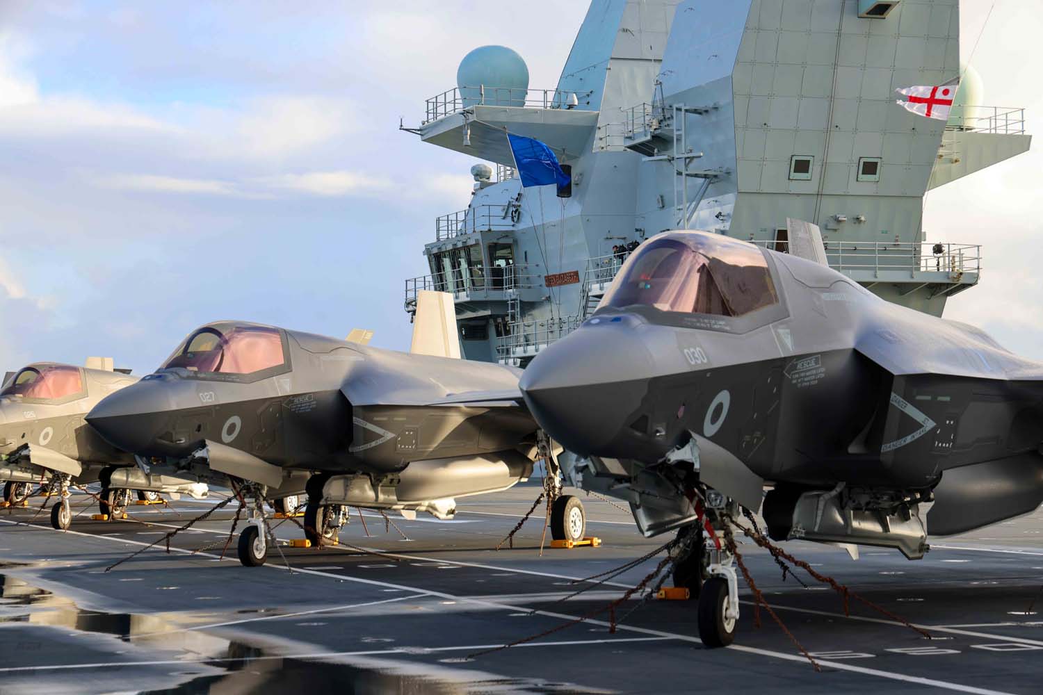 El portaaviones británico HMS Queen Elizabeth, que transporta cazas de quinta generación F-35B Lightning II, se ha transferido al mando de la OTAN por primera vez en la historia-9