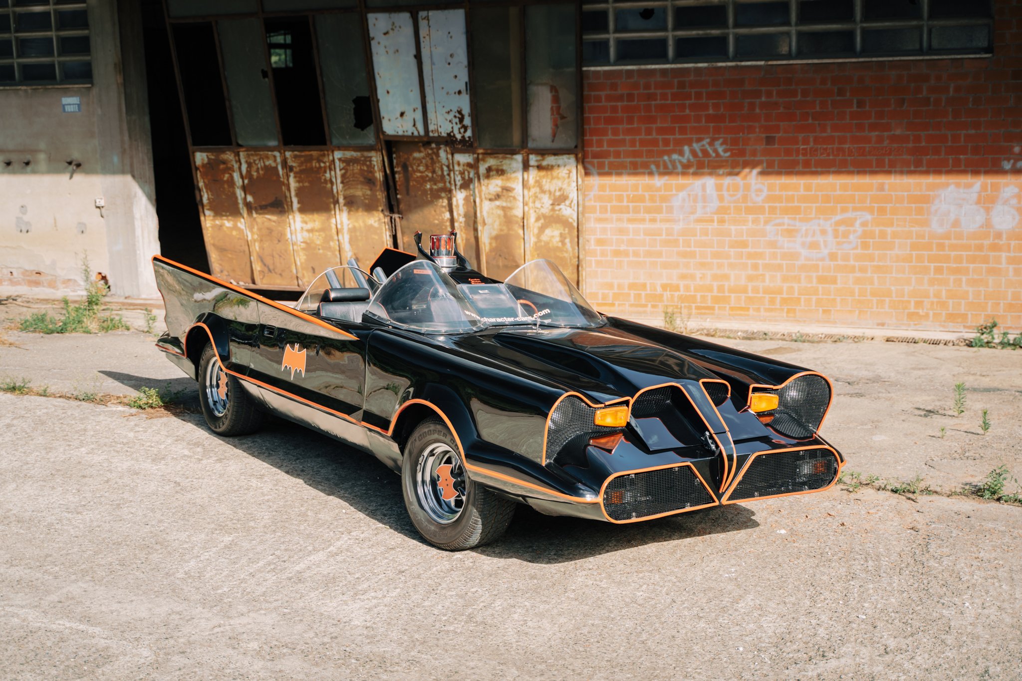 Adam West fuera del Batmobile