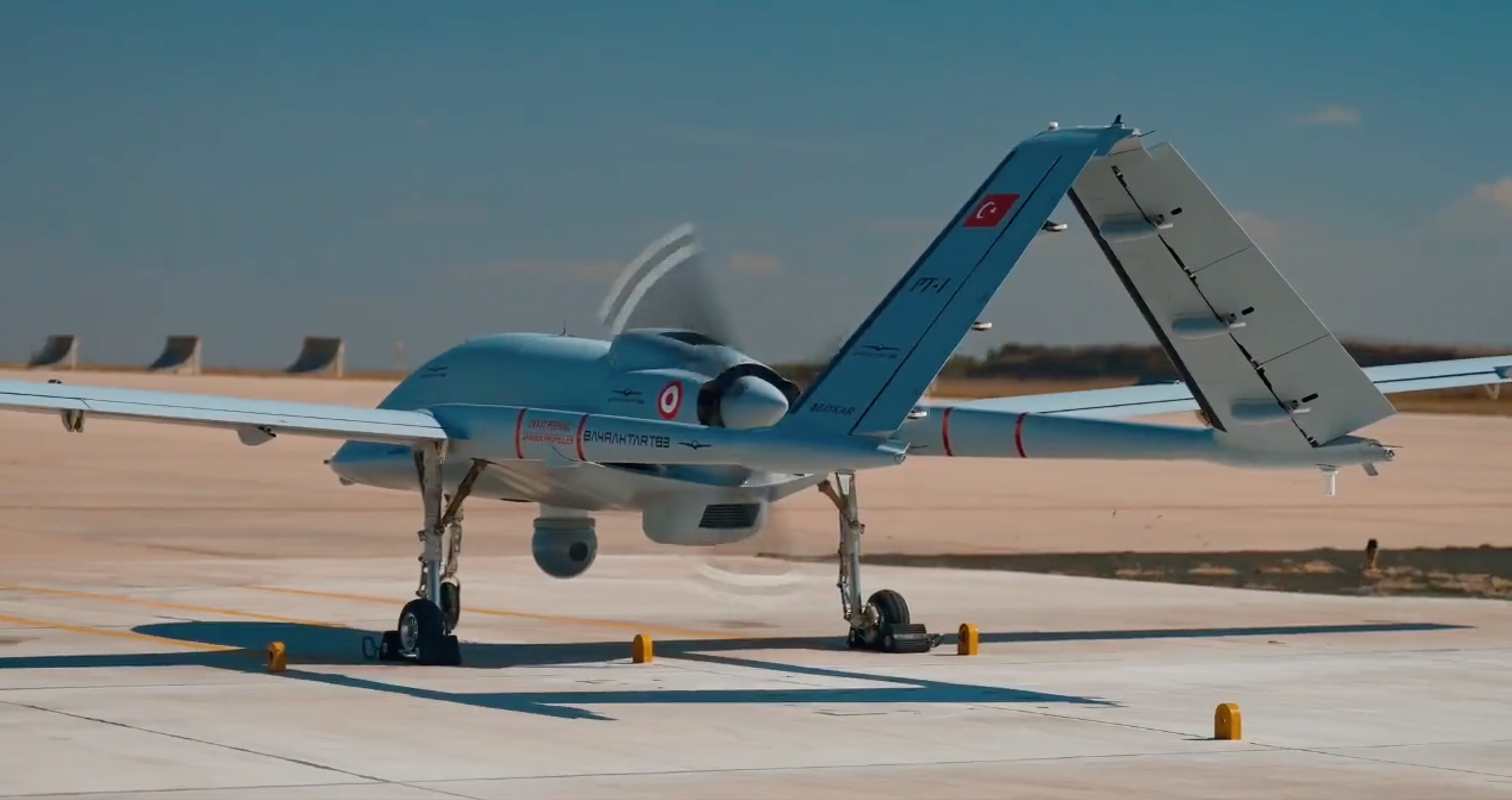 Baykar Makina ha mostrado cómo está probando el Bayraktar TB3: el nuevo UAV de ataque turco con alas plegables y una autonomía de vuelo de hasta 50 horas. Baykar Makina ha mostrado cómo está probando el Bayraktar TB3: el nuevo UAV de ataque turco con alas plegables y una autonomía de vuelo de hasta 50 horas.