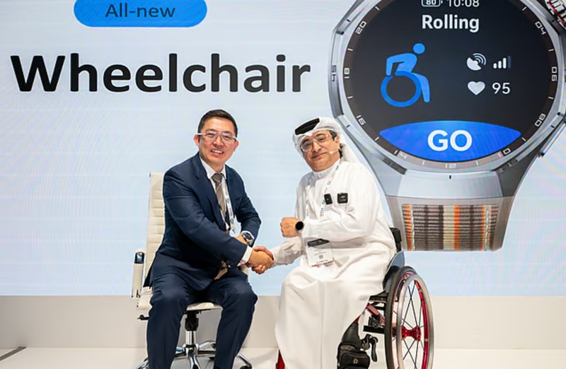 Gerente Regional de Huawei Bruce Li y Presidente del Comité Paralímpico Asiático Majid Rashed