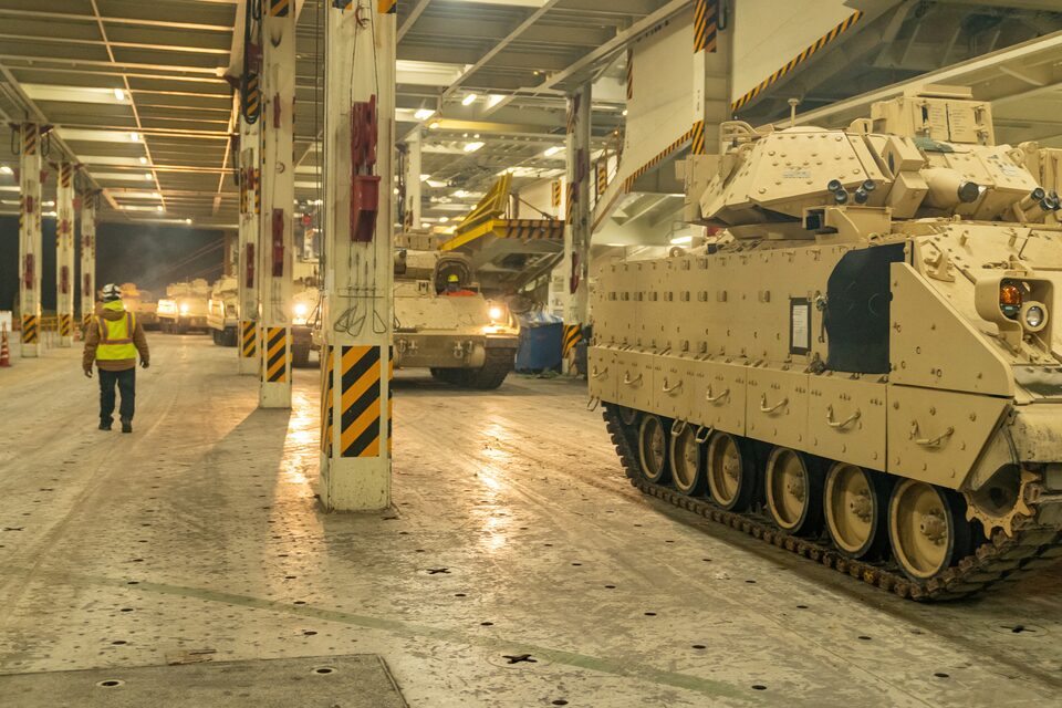 El Bradley con destino a Ucrania está siendo cargado en el portaaviones ARC Integrity