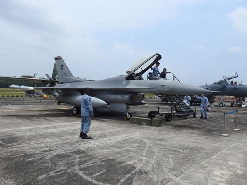 Las Fuerzas Aéreas de Singapur han confirmado públicamente que sus cazas F-16 Fighting Falcon modernizados están armados con misiles Python 5 de cuarta generación con un alcance de 20 km.