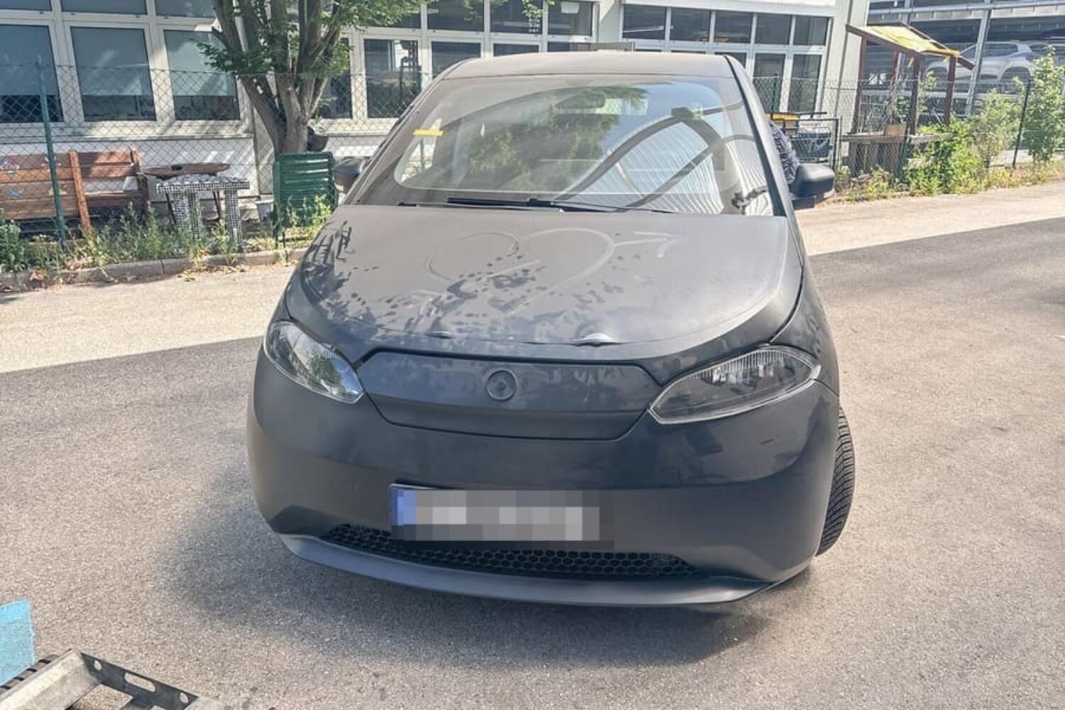 Muestra camuflada de un coche eléctrico