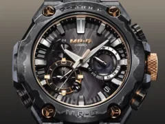 Reloj Casio MRGB2000JS1A en segundo plano